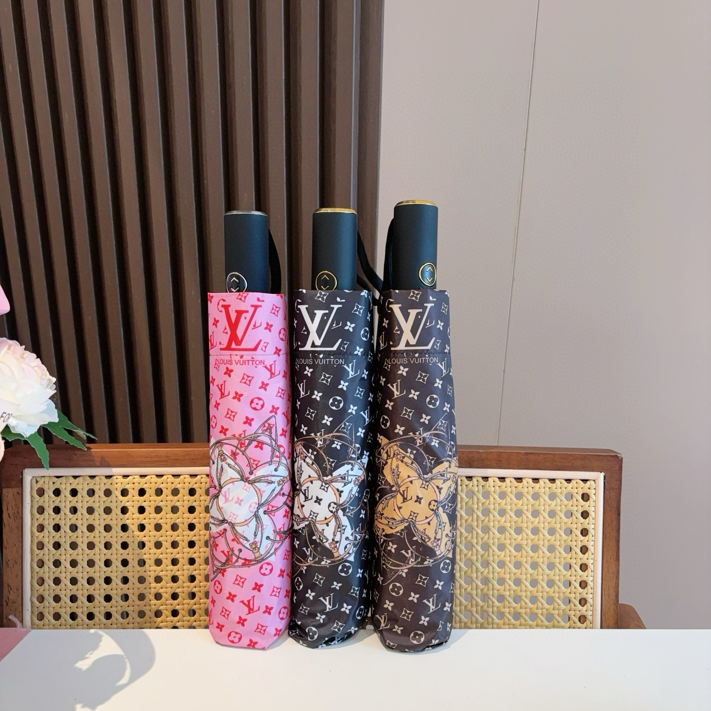 LOUIS VUITTON （路易威登）新款 三折自动折叠晴雨伞 新涂层技术深色伞面 拥有令人惊喜的遮光