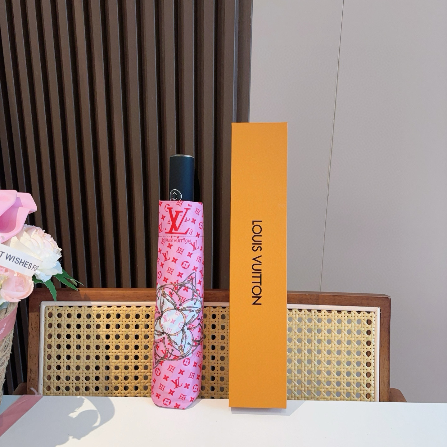 LOUIS VUITTON （路易威登）新款 三折自动折叠晴雨伞 新涂层技术深色伞面 拥有令人惊喜的遮光