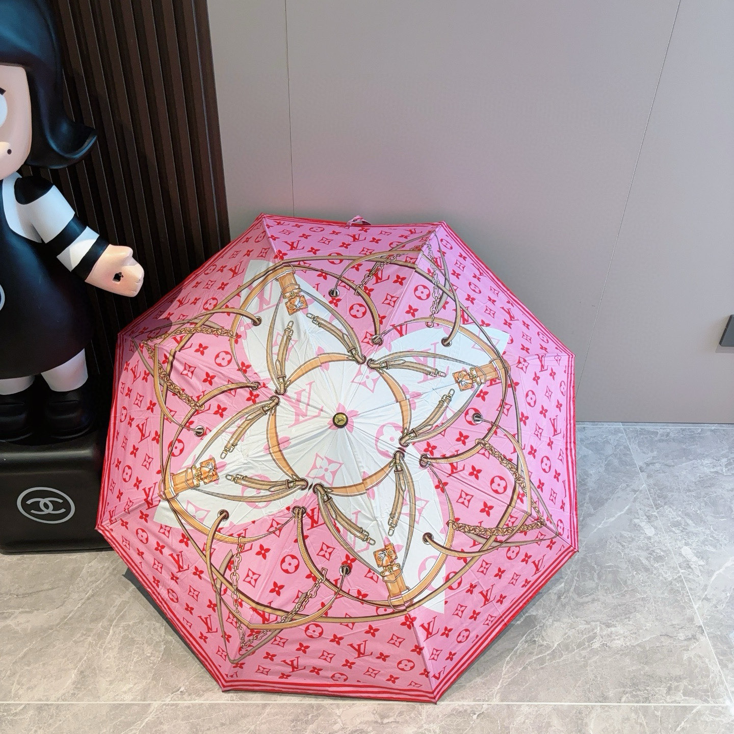 LOUIS VUITTON （路易威登）新款 三折自动折叠晴雨伞 新涂层技术深色伞面 拥有令人惊喜的遮光