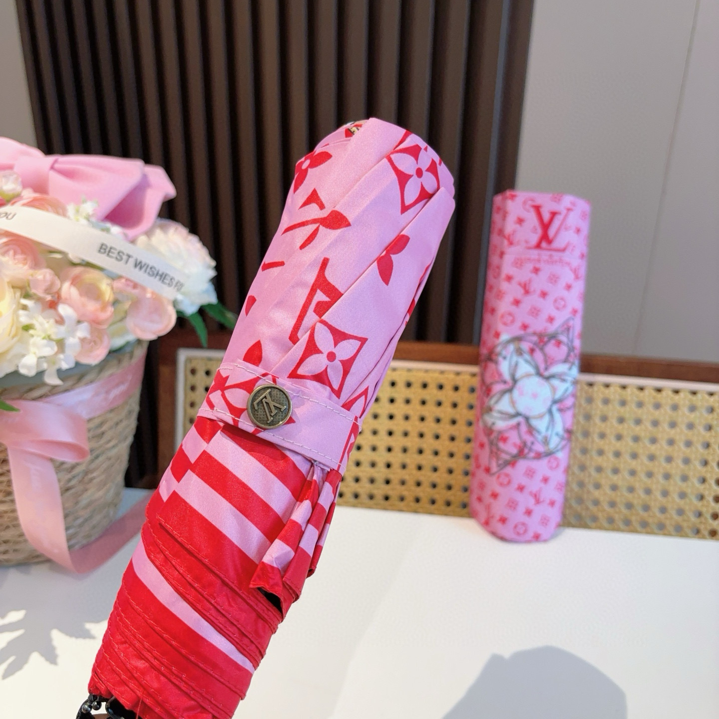 LOUIS VUITTON （路易威登）新款 三折自动折叠晴雨伞 新涂层技术深色伞面 拥有令人惊喜的遮光