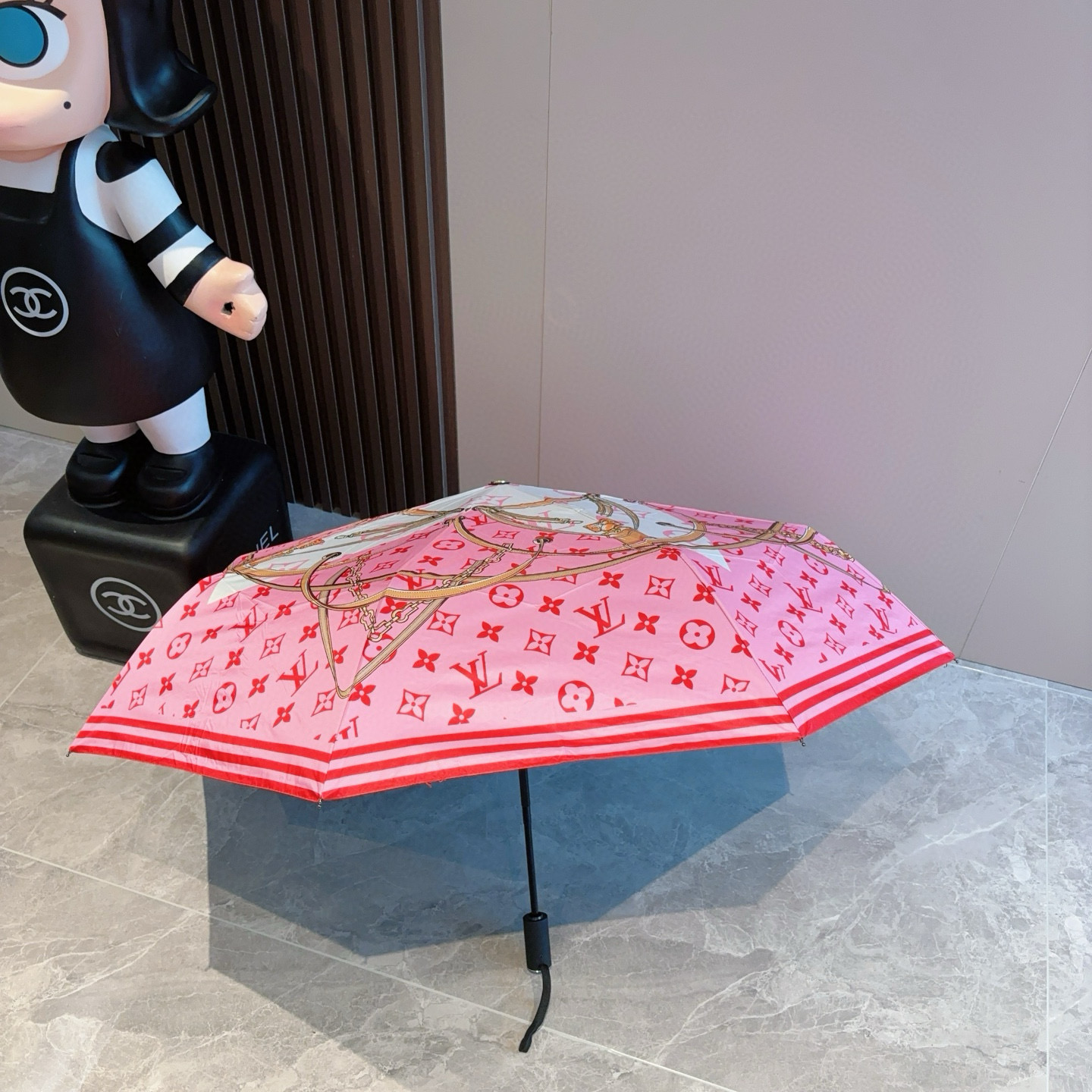LOUIS VUITTON （路易威登）新款 三折自动折叠晴雨伞 新涂层技术深色伞面 拥有令人惊喜的遮光