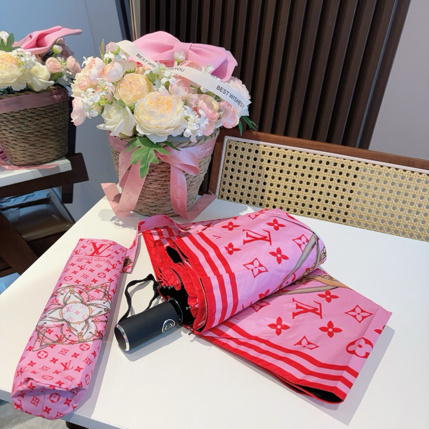 LOUIS VUITTON （路易威登）新款 三折自动折叠晴雨伞 新涂层技术深色伞面 拥有令人惊喜的遮光