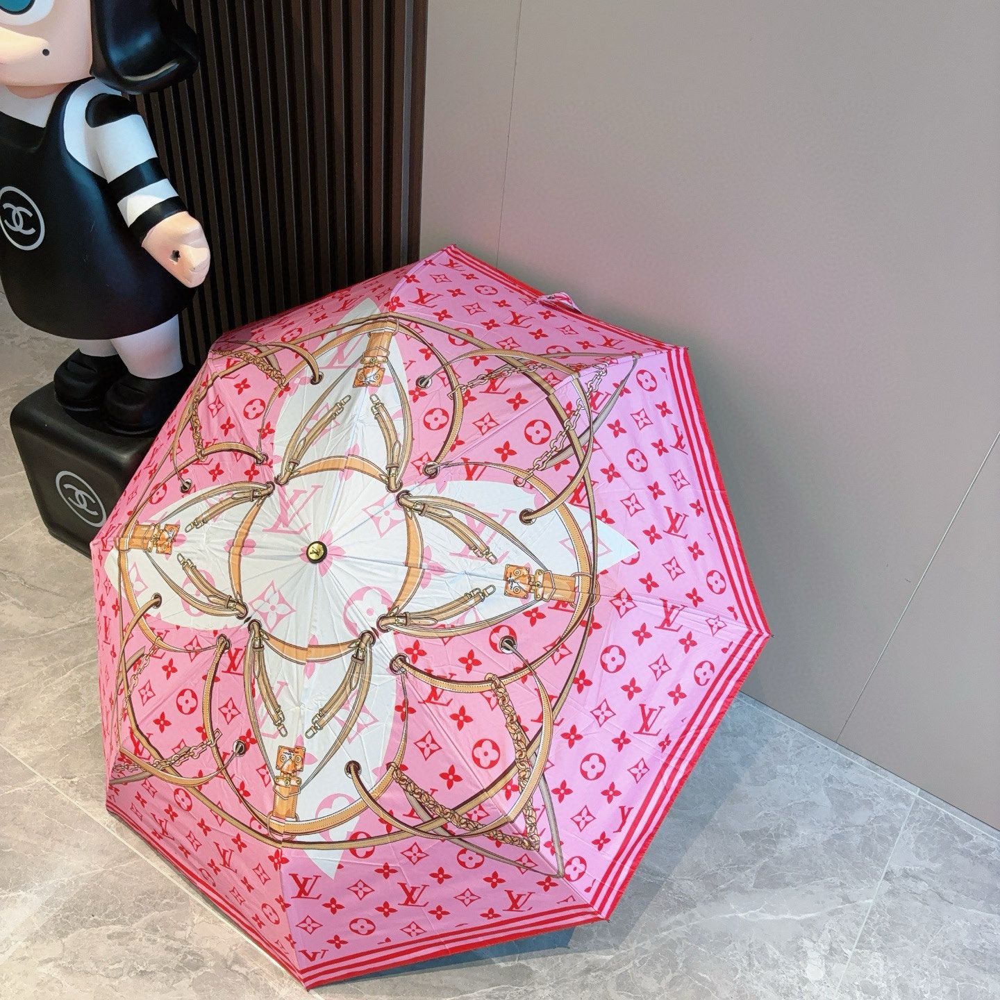 LOUIS VUITTON （路易威登）新款 三折自动折叠晴雨伞 新涂层技术深色伞面 拥有令人惊喜的遮光