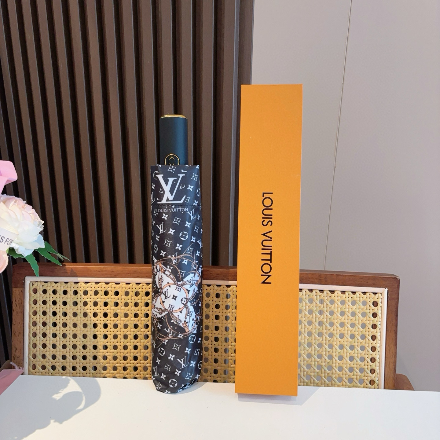 LOUIS VUITTON （路易威登）新款 三折自动折叠晴雨伞 新涂层技术深色伞面 拥有令人惊喜的遮光