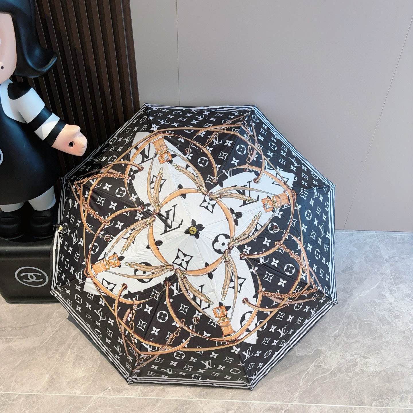 LOUIS VUITTON （路易威登）新款 三折自动折叠晴雨伞 新涂层技术深色伞面 拥有令人惊喜的遮光