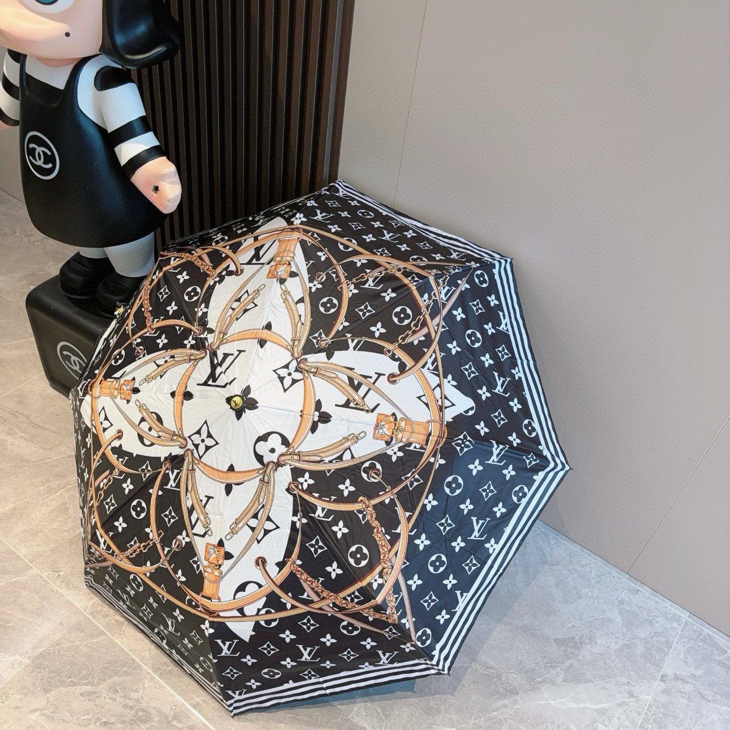 LOUIS VUITTON （路易威登）新款 三折自动折叠晴雨伞 新涂层技术深色伞面 拥有令人惊喜的遮光