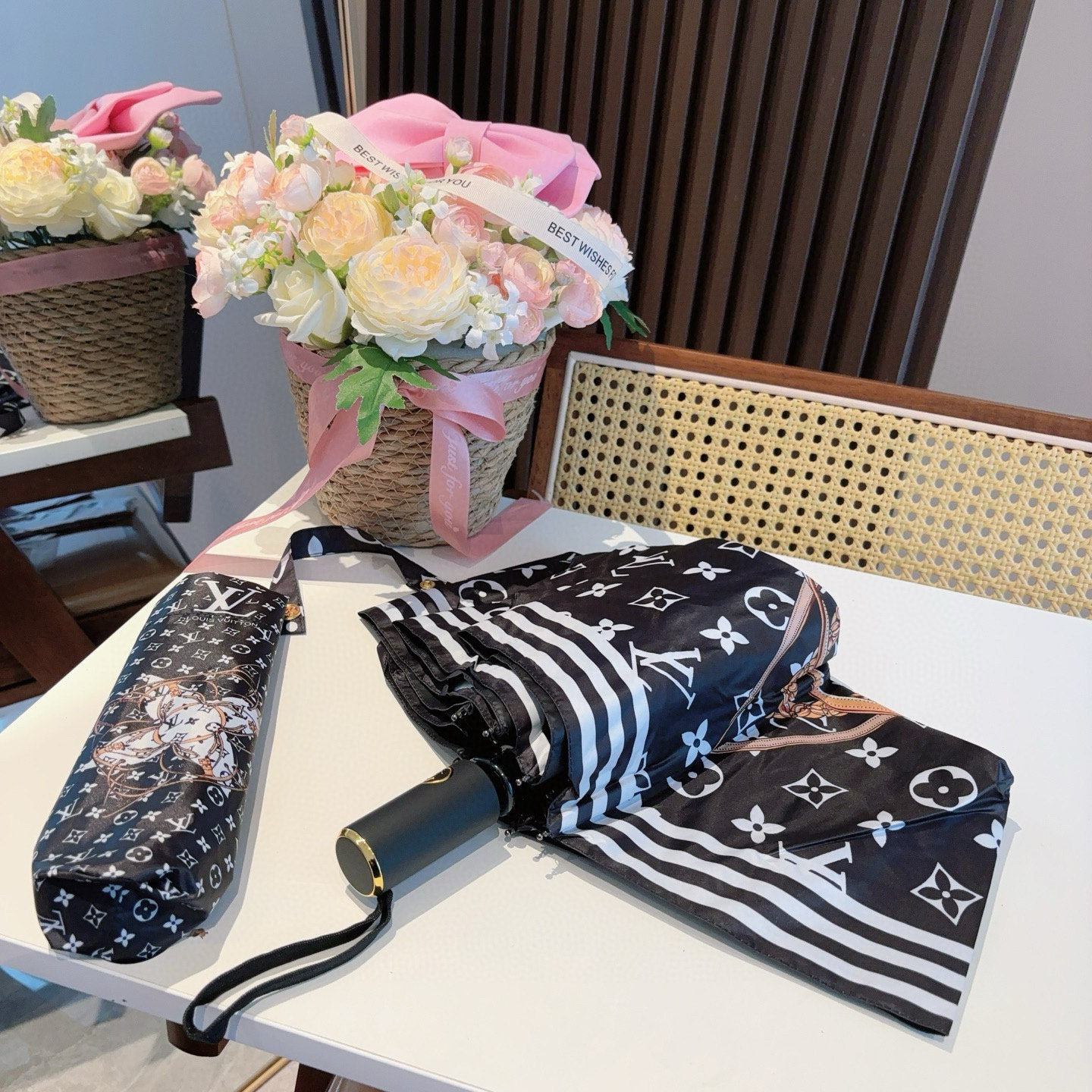 LOUIS VUITTON （路易威登）新款 三折自动折叠晴雨伞 新涂层技术深色伞面 拥有令人惊喜的遮光
