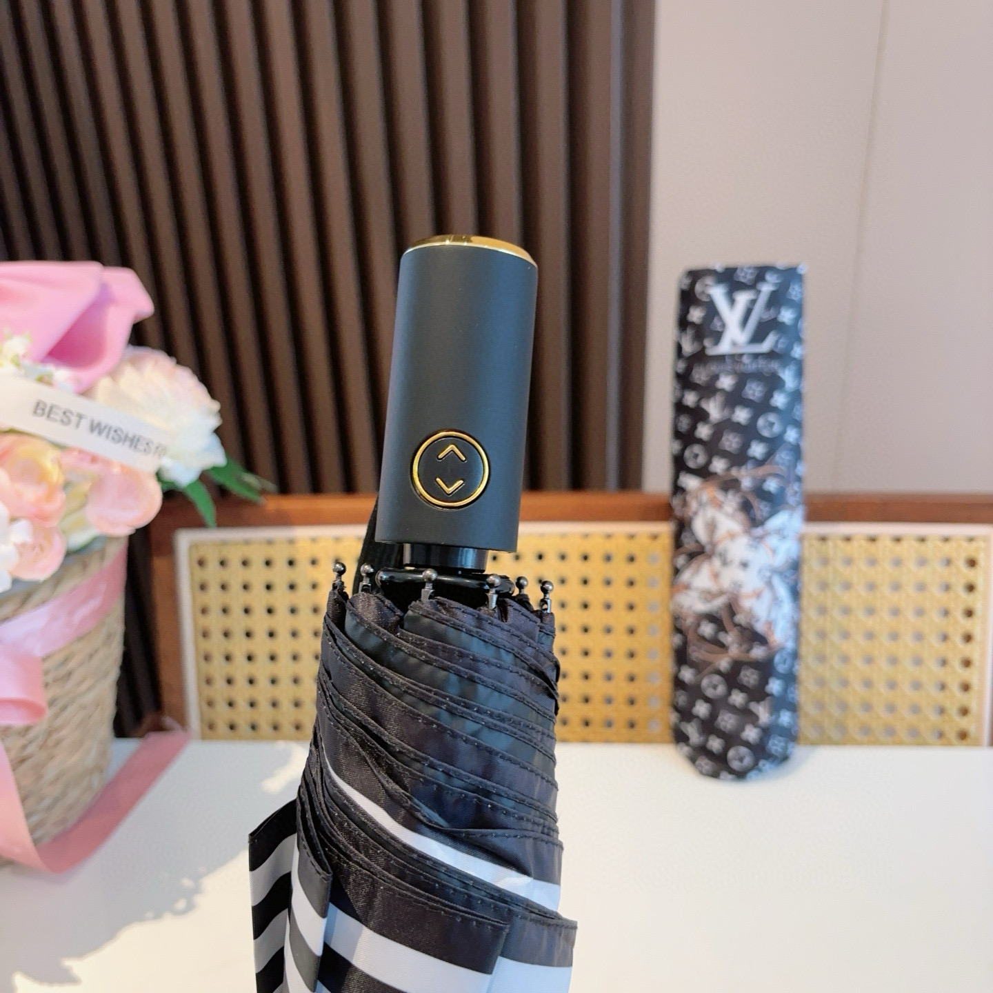 LOUIS VUITTON （路易威登）新款 三折自动折叠晴雨伞 新涂层技术深色伞面 拥有令人惊喜的遮光