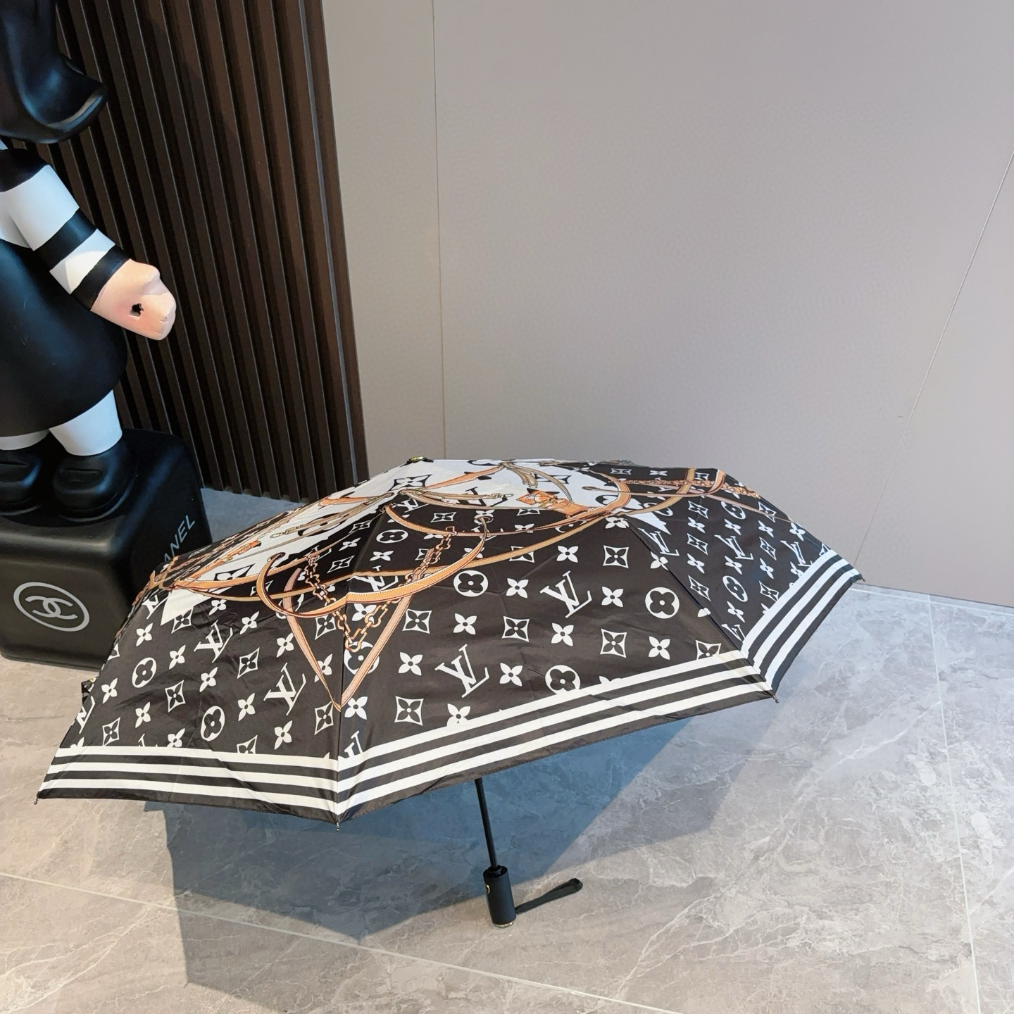 LOUIS VUITTON （路易威登）新款 三折自动折叠晴雨伞 新涂层技术深色伞面 拥有令人惊喜的遮光