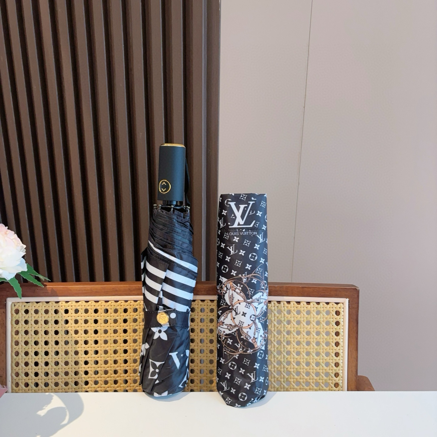 LOUIS VUITTON （路易威登）新款 三折自动折叠晴雨伞 新涂层技术深色伞面 拥有令人惊喜的遮光