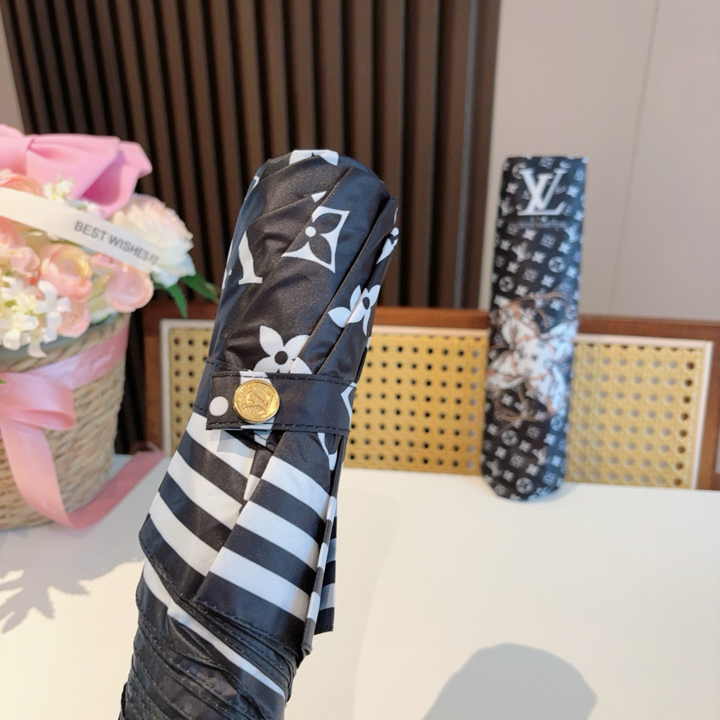 LOUIS VUITTON （路易威登）新款 三折自动折叠晴雨伞 新涂层技术深色伞面 拥有令人惊喜的遮光
