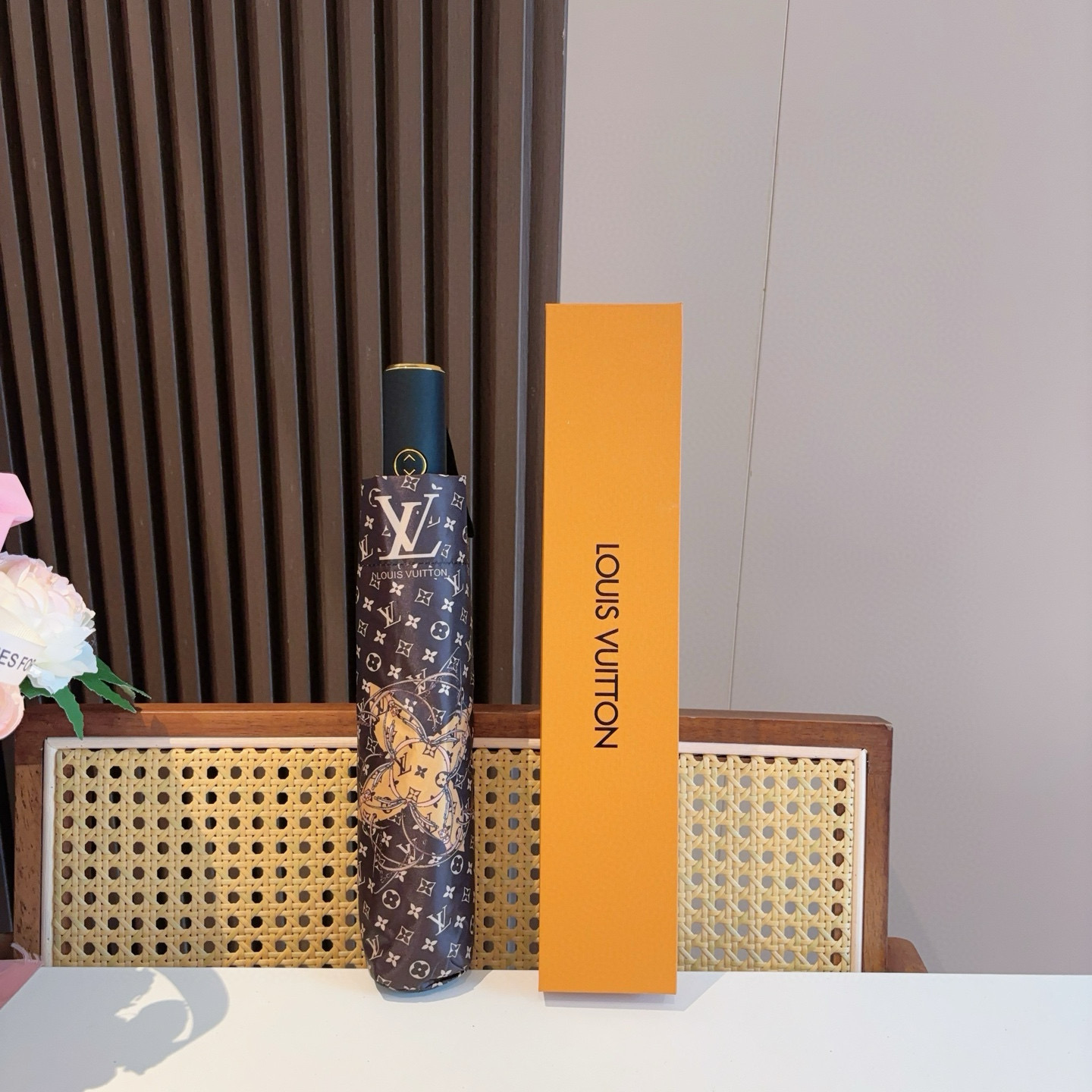 LOUIS VUITTON （路易威登）新款 三折自动折叠晴雨伞 新涂层技术深色伞面 拥有令人惊喜的遮光