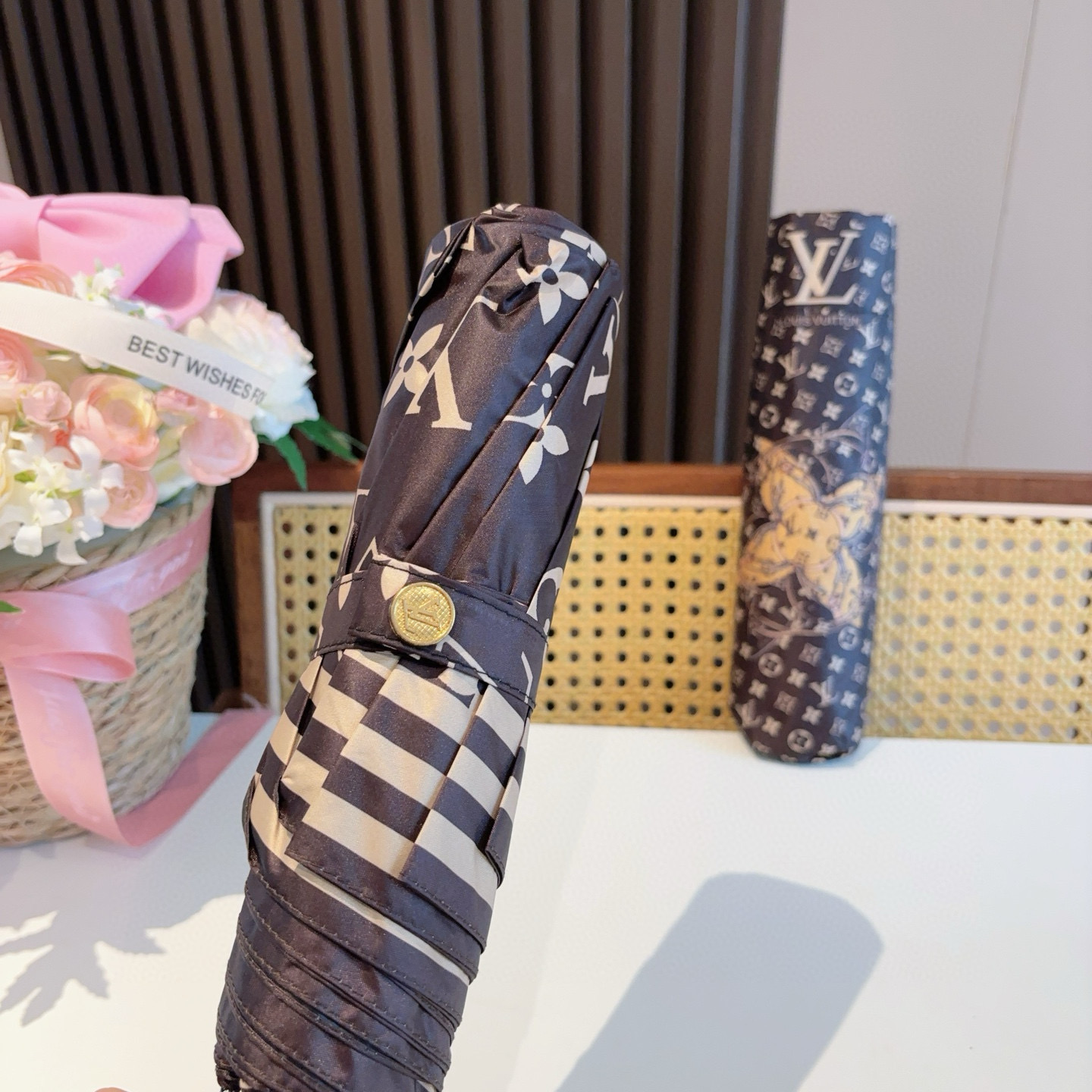 LOUIS VUITTON （路易威登）新款 三折自动折叠晴雨伞 新涂层技术深色伞面 拥有令人惊喜的遮光