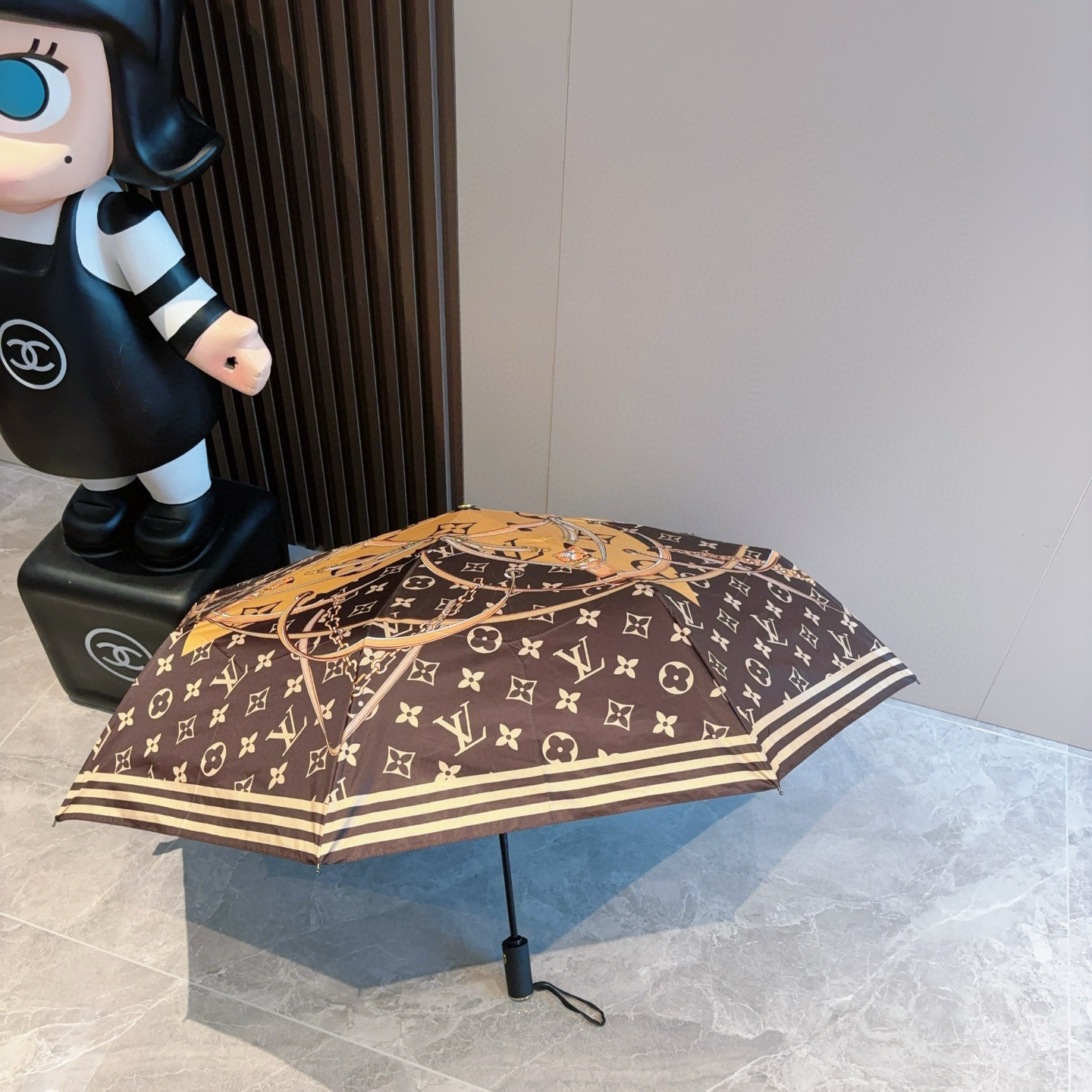 LOUIS VUITTON （路易威登）新款 三折自动折叠晴雨伞 新涂层技术深色伞面 拥有令人惊喜的遮光
