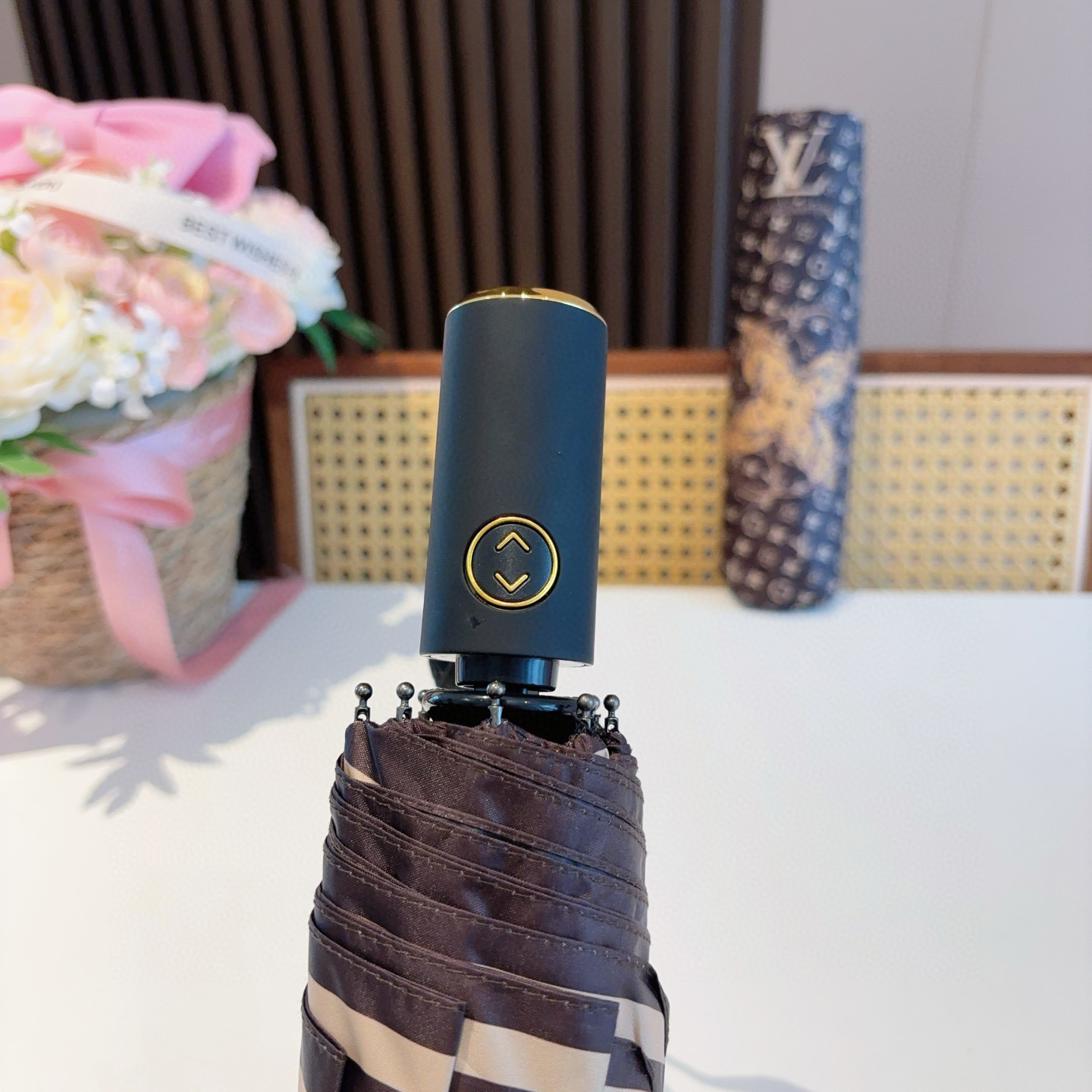 LOUIS VUITTON （路易威登）新款 三折自动折叠晴雨伞 新涂层技术深色伞面 拥有令人惊喜的遮光