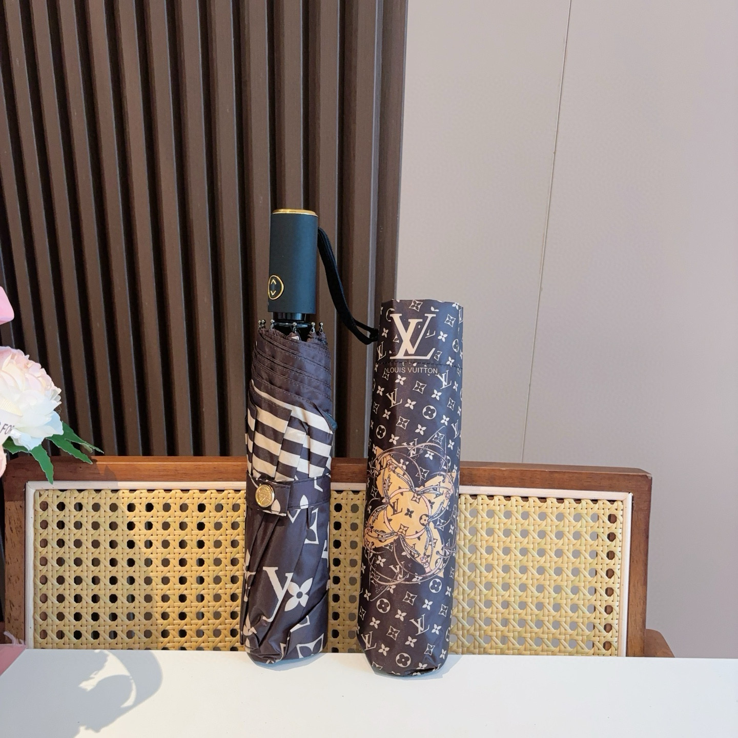 LOUIS VUITTON （路易威登）新款 三折自动折叠晴雨伞 新涂层技术深色伞面 拥有令人惊喜的遮光