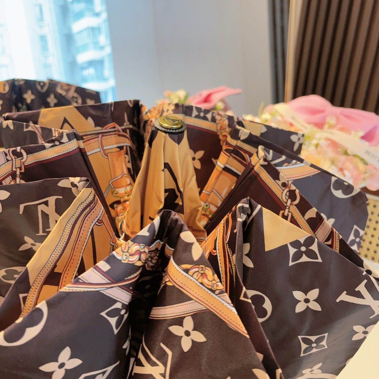 LOUIS VUITTON （路易威登）新款 三折自动折叠晴雨伞 新涂层技术深色伞面 拥有令人惊喜的遮光