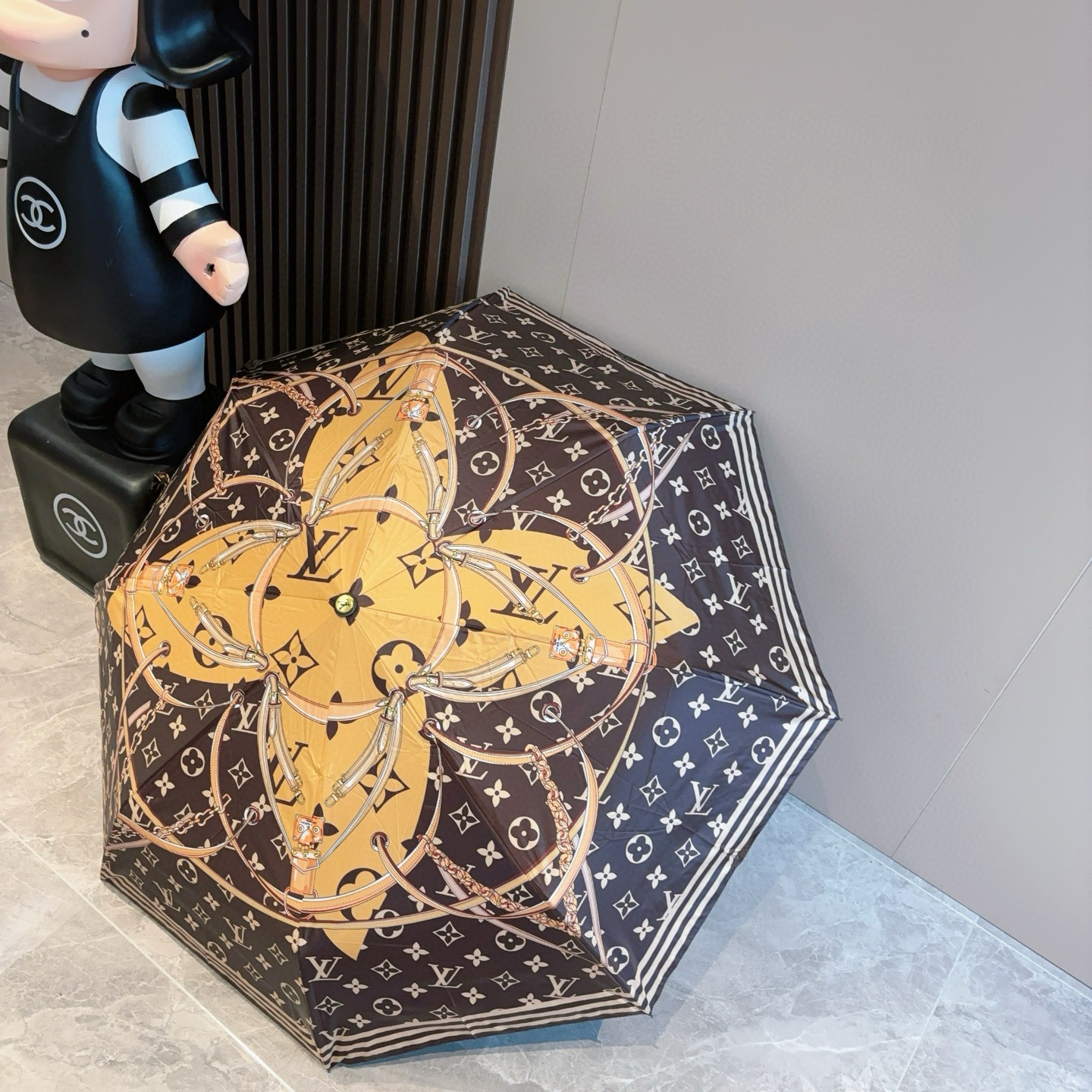 LOUIS VUITTON （路易威登）新款 三折自动折叠晴雨伞 新涂层技术深色伞面 拥有令人惊喜的遮光