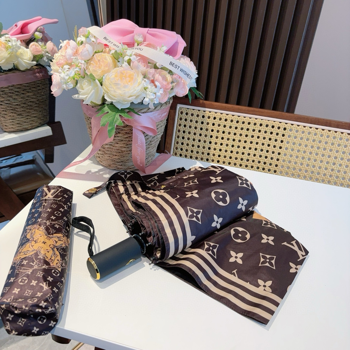 LOUIS VUITTON （路易威登）新款 三折自动折叠晴雨伞 新涂层技术深色伞面 拥有令人惊喜的遮光