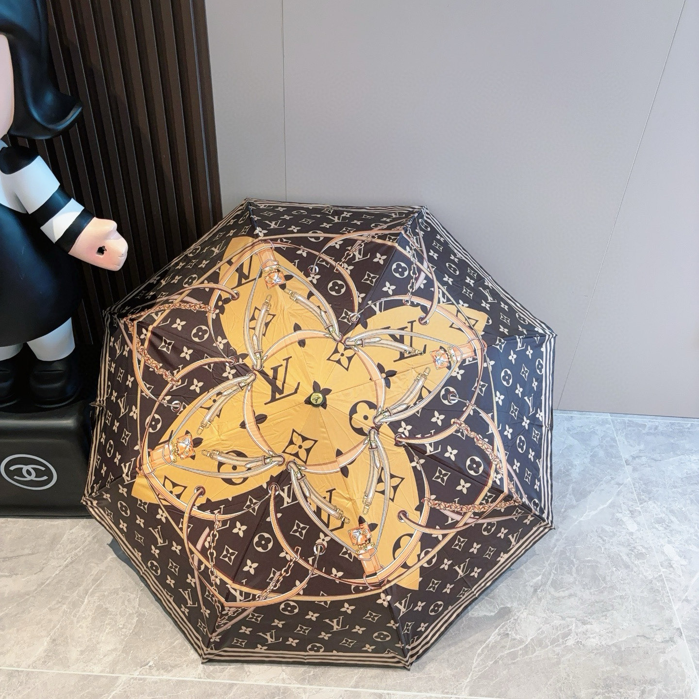 LOUIS VUITTON （路易威登）新款 三折自动折叠晴雨伞 新涂层技术深色伞面 拥有令人惊喜的遮光