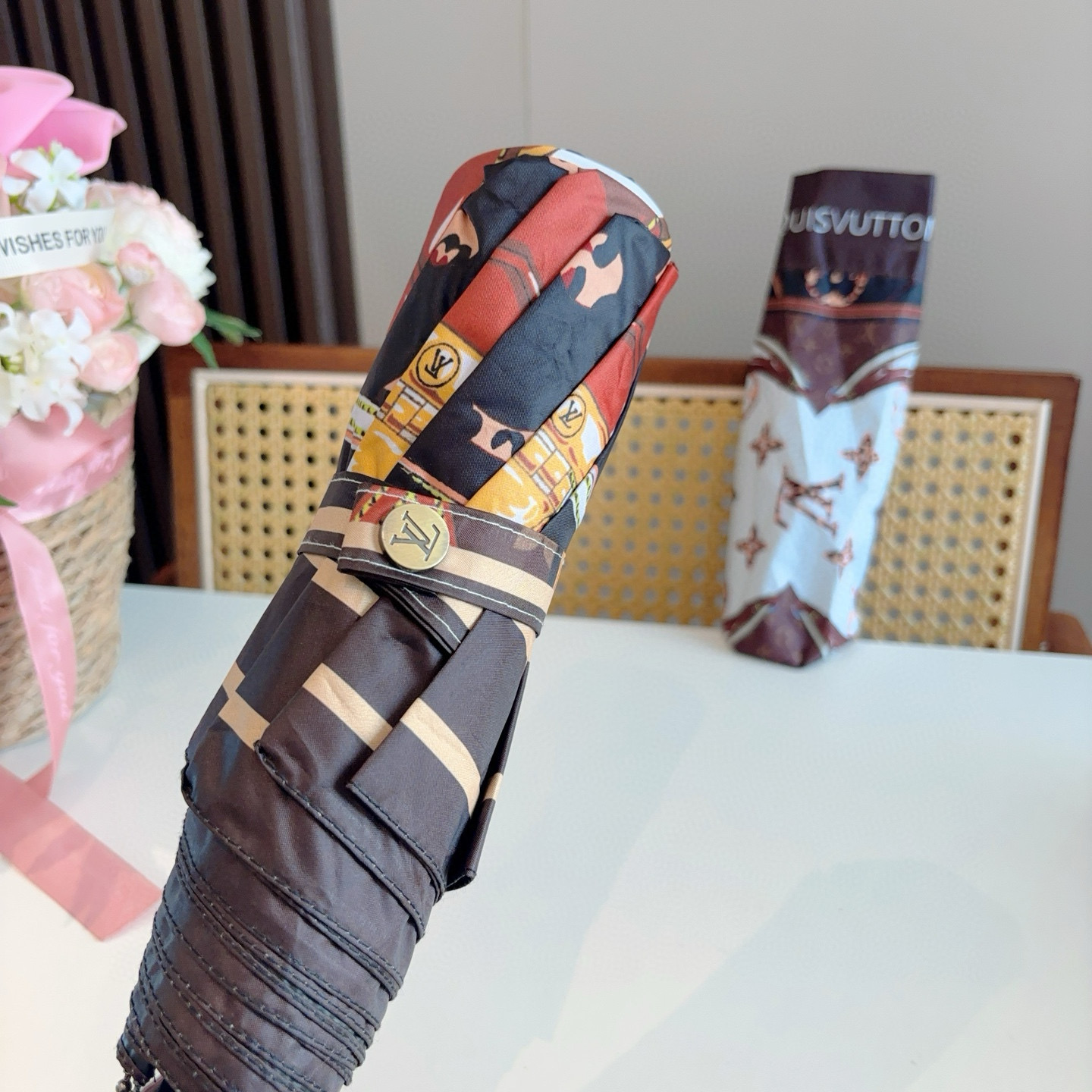 LOUIS VUITTON （路易威登）新款 三折自动折叠晴雨伞 新涂层技术深色伞面 拥有令人惊喜的遮光