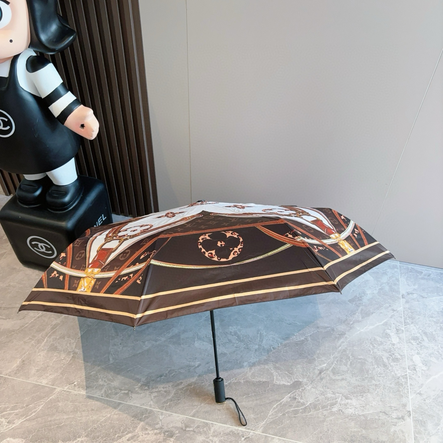 LOUIS VUITTON （路易威登）新款 三折自动折叠晴雨伞 新涂层技术深色伞面 拥有令人惊喜的遮光