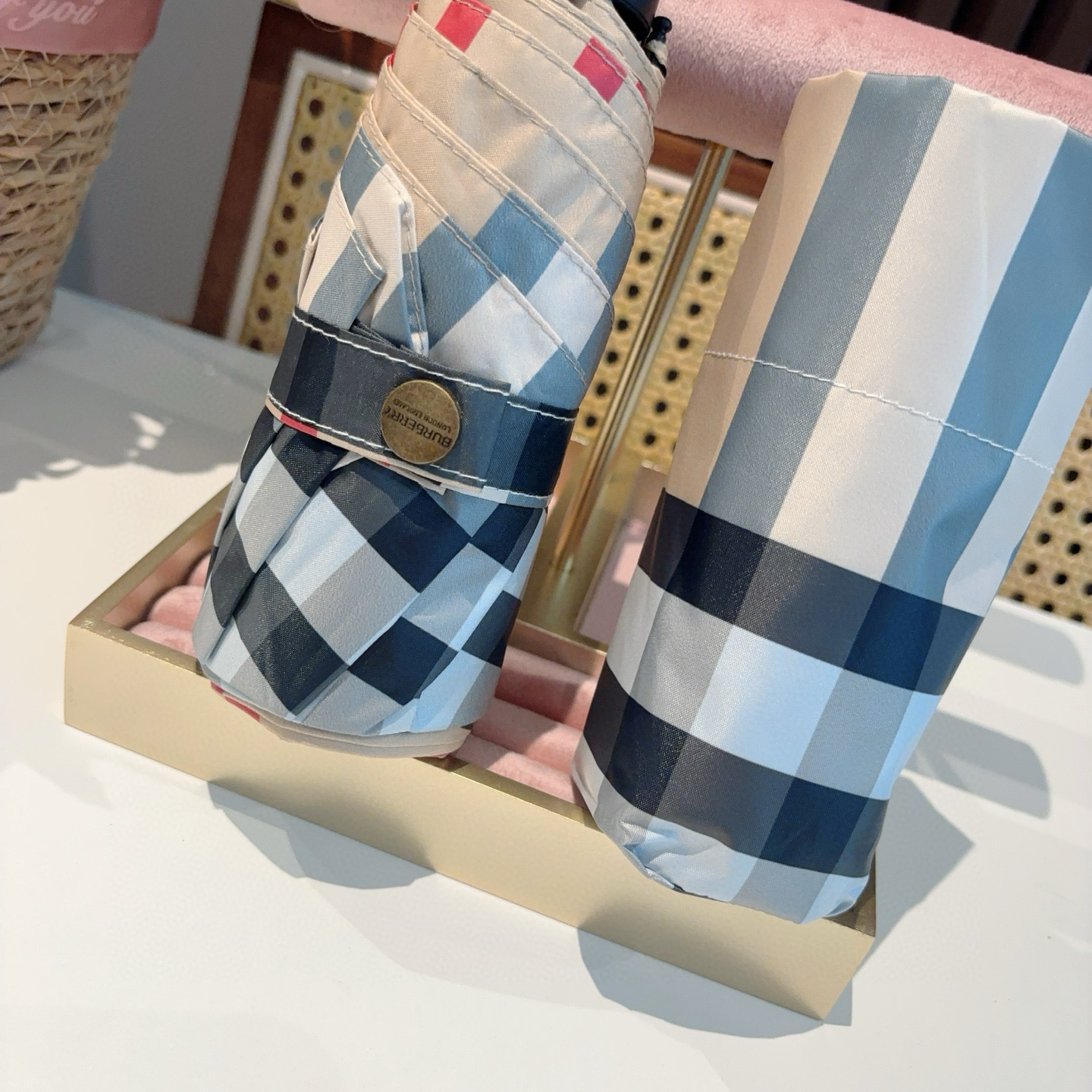  BURBERRY（巴宝莉）经典格纹 五折手动折叠晴雨伞 选用台湾进口UV防紫外线伞布 原单代工级品质 