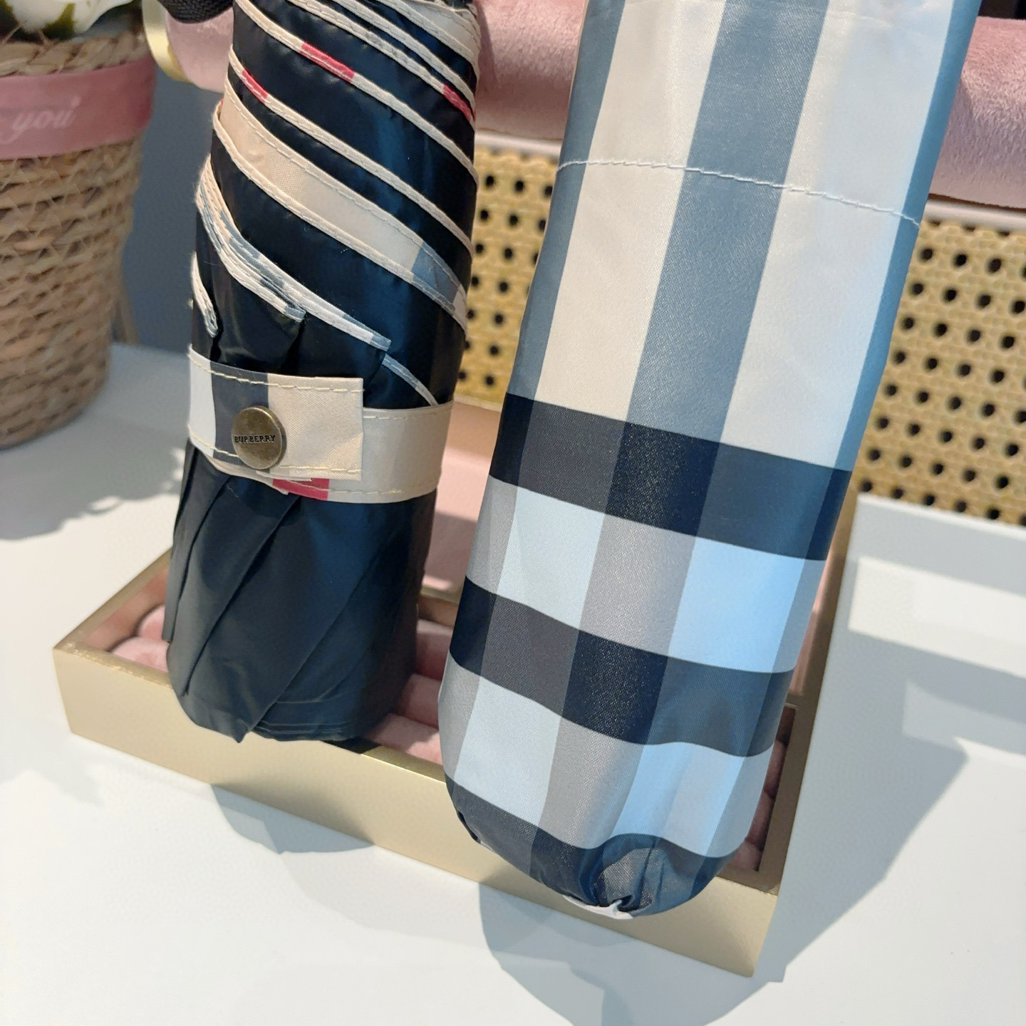  BURBERRY（巴宝莉）经典格纹 五折手动折叠晴雨伞 选用台湾进口UV防紫外线伞布 原单代工级品质 