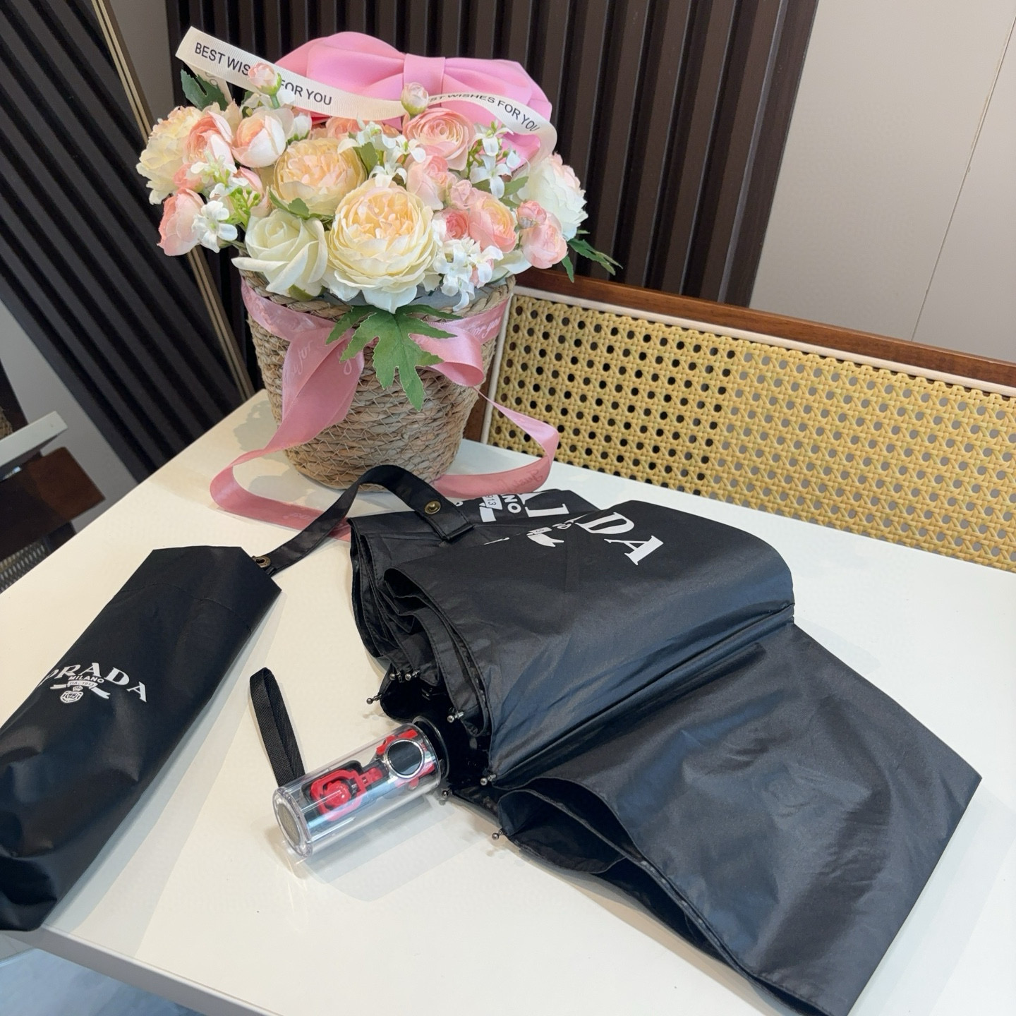  PRADA（普拉达）素色系列 奢华时尚单品 原单代工级品质 选用铝合金+玻纤 抗风雨性能佳 一键自动收