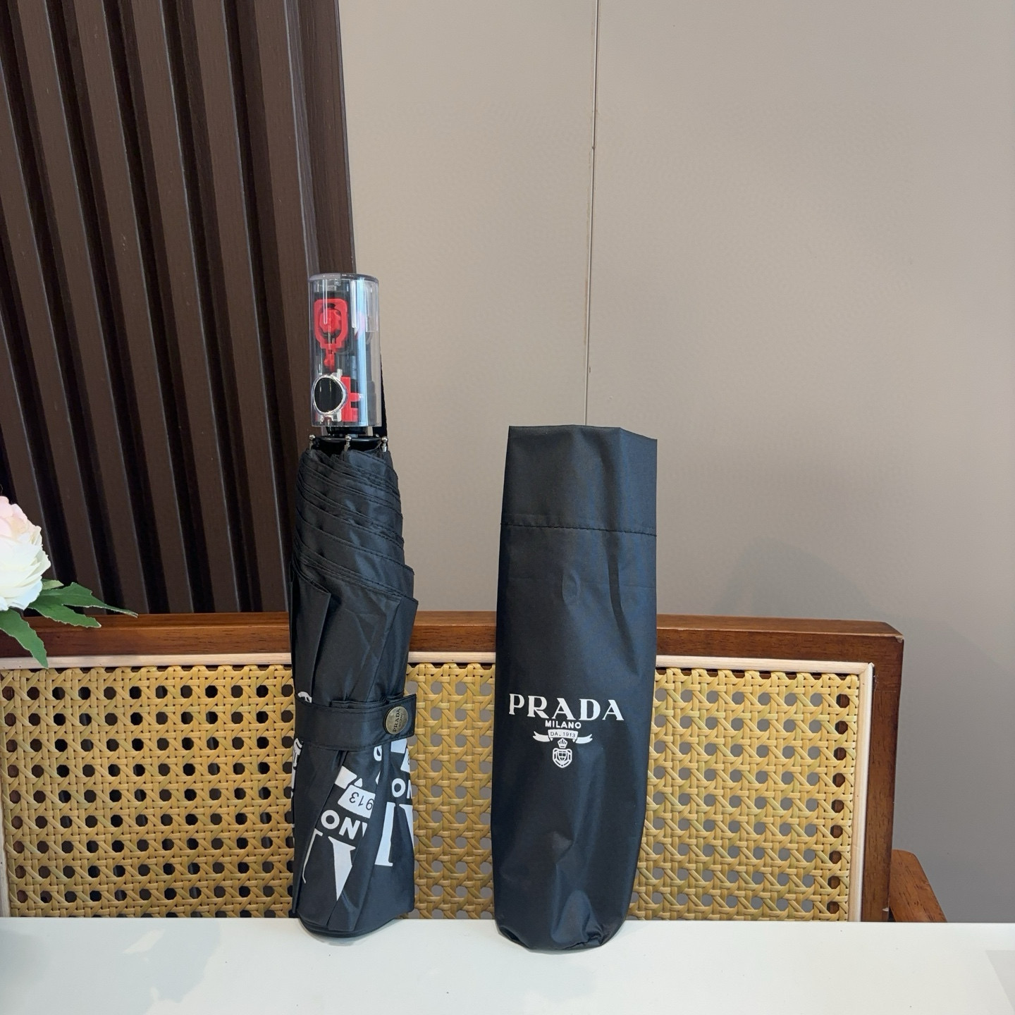  PRADA（普拉达）素色系列 奢华时尚单品 原单代工级品质 选用铝合金+玻纤 抗风雨性能佳 一键自动收