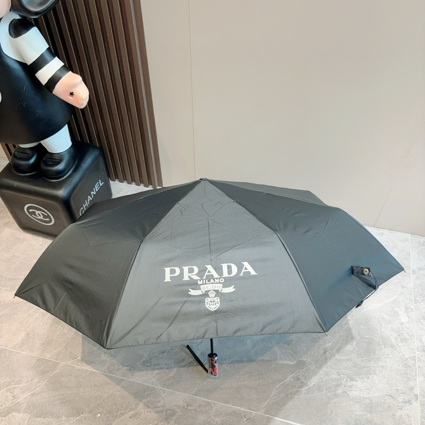  PRADA（普拉达）素色系列 奢华时尚单品 原单代工级品质 选用铝合金+玻纤 抗风雨性能佳 一键自动收