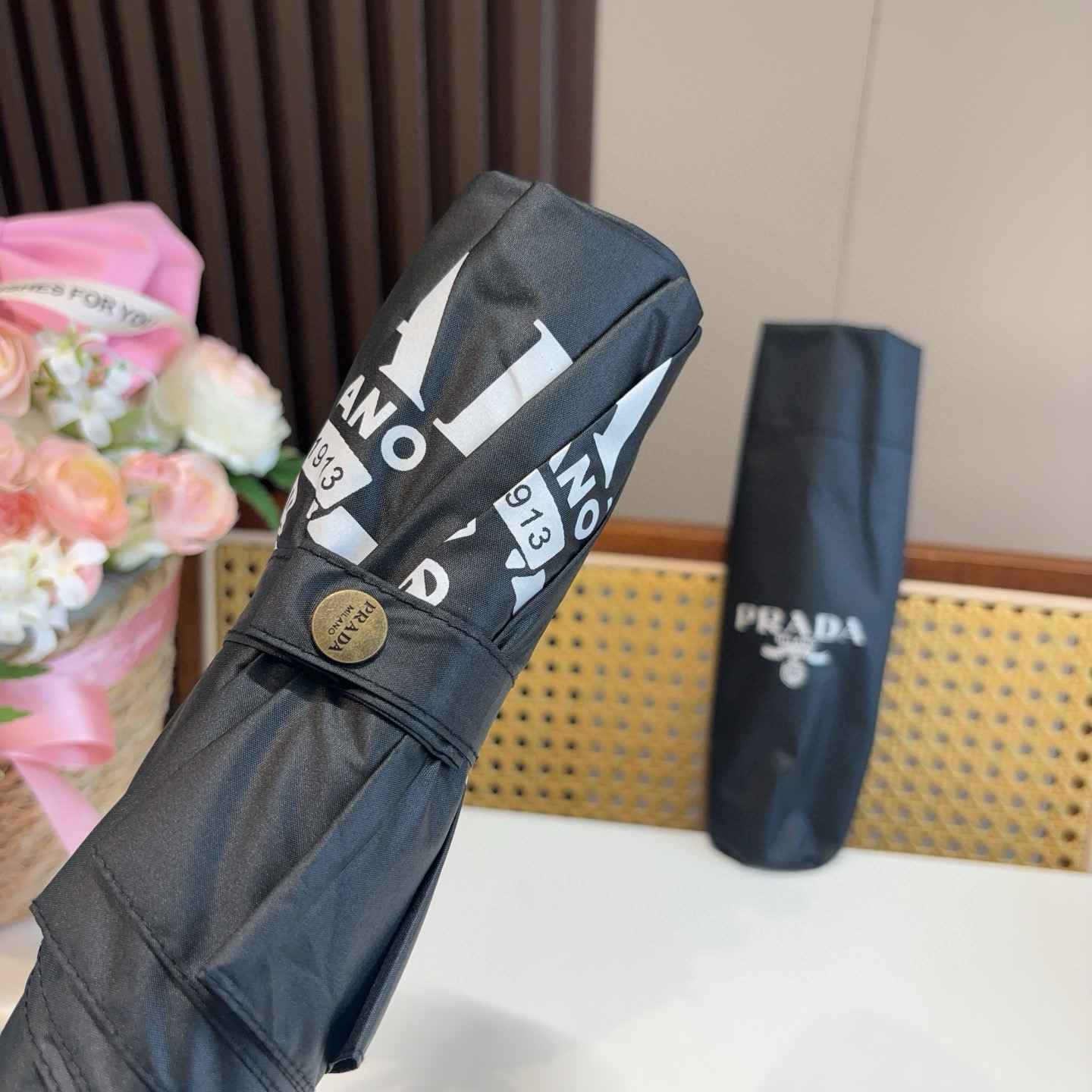  PRADA（普拉达）素色系列 奢华时尚单品 原单代工级品质 选用铝合金+玻纤 抗风雨性能佳 一键自动收