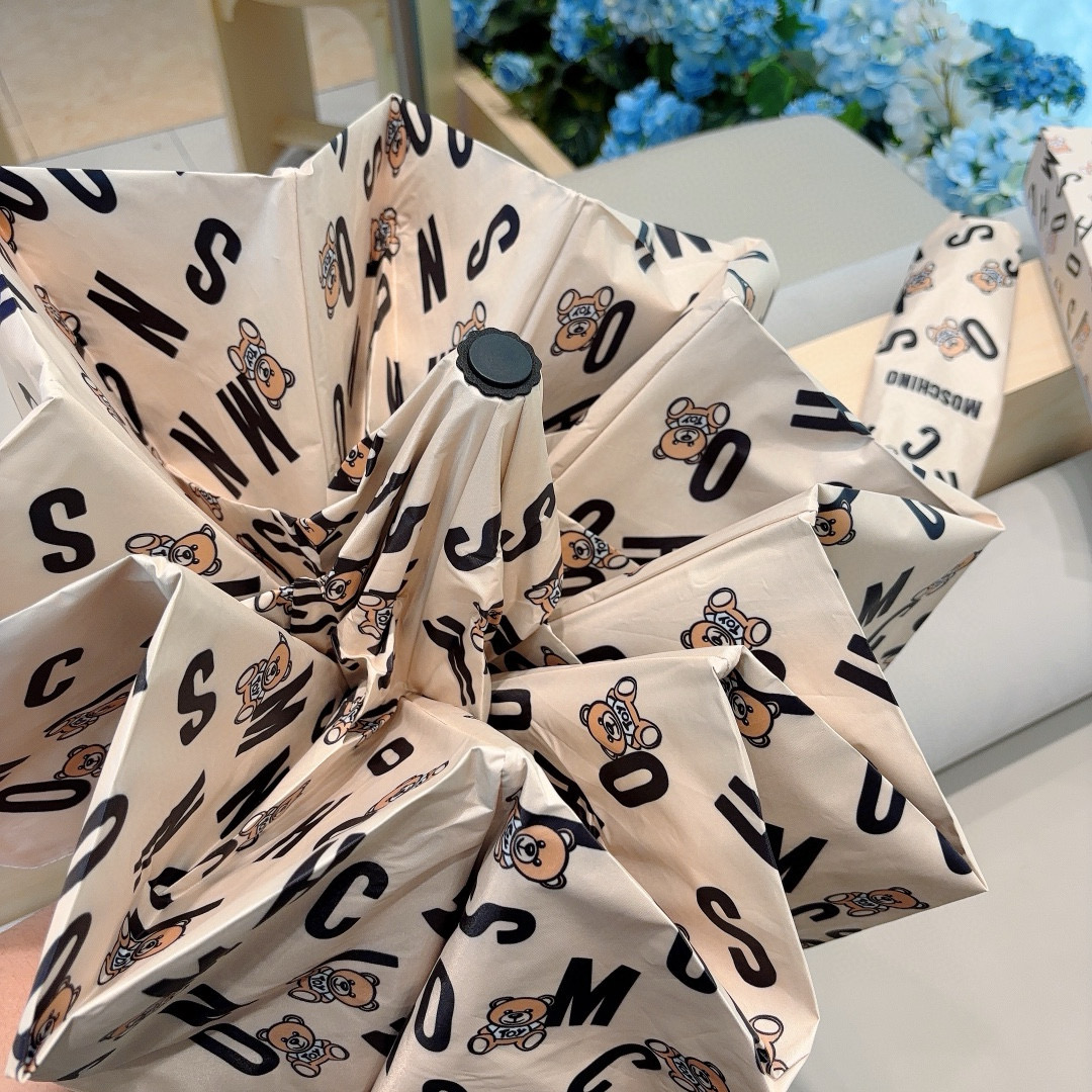  Moschino（莫斯奇诺）字母熊头 三折自动伞设计师Franco Moschino以自己的名字命名的