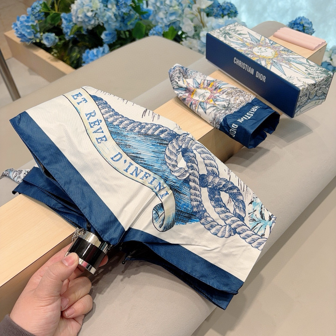  DIOR（迪奥）新款 五折伞 热卖款 时尚指数爆表 不论晴天雨天使用都相得益彰 拥有它感受风从身体经过