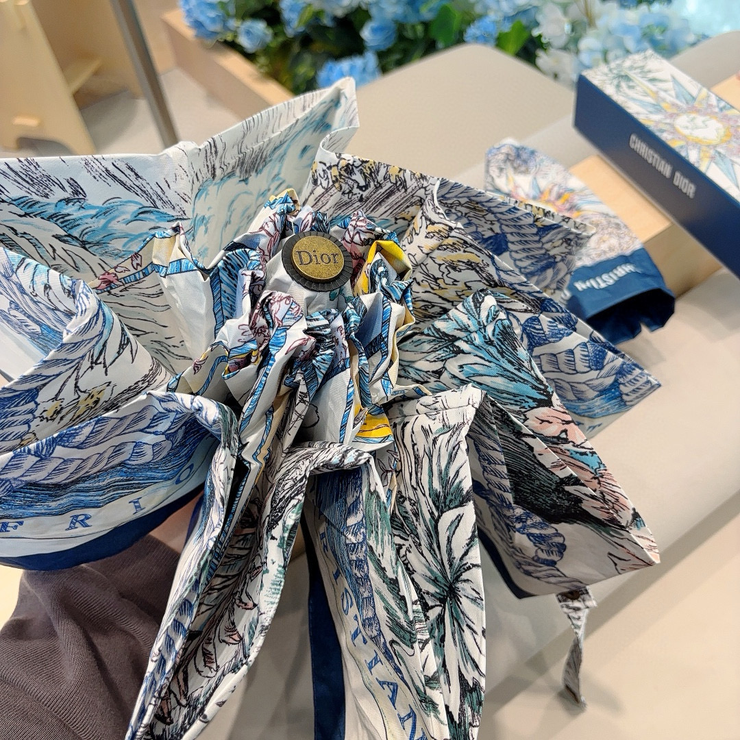  DIOR（迪奥）新款 五折伞 热卖款 时尚指数爆表 不论晴天雨天使用都相得益彰 拥有它感受风从身体经过
