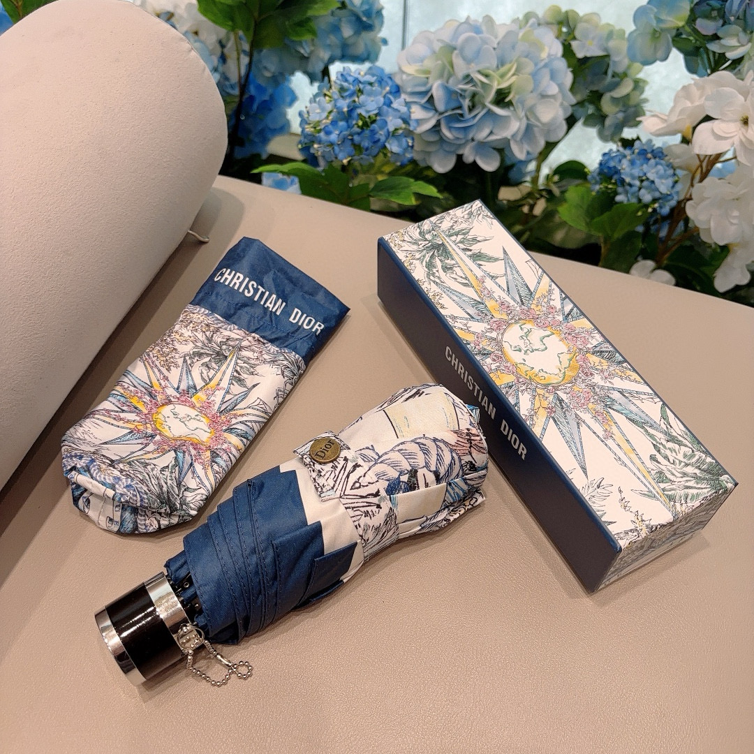  DIOR（迪奥）新款 五折伞 热卖款 时尚指数爆表 不论晴天雨天使用都相得益彰 拥有它感受风从身体经过