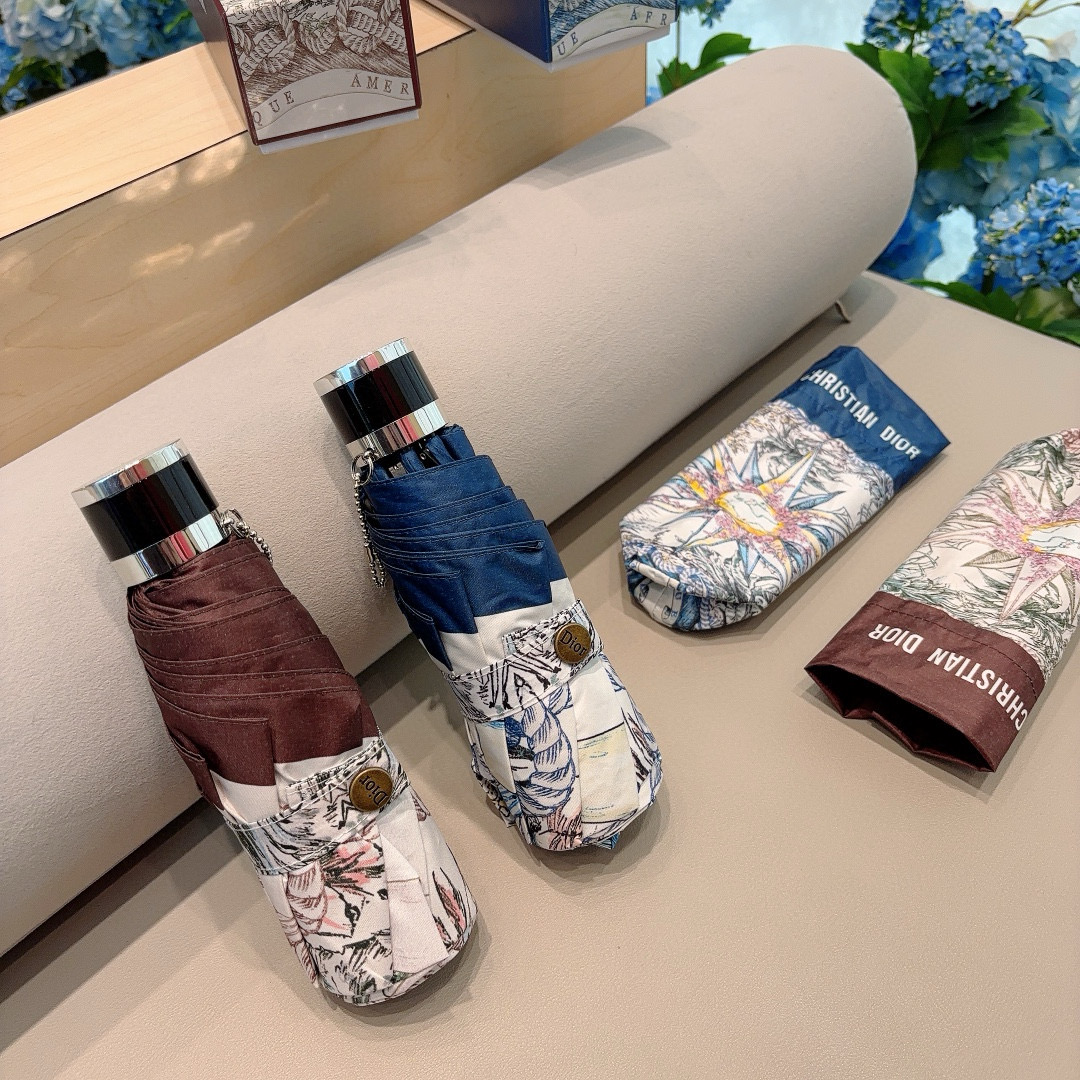  DIOR（迪奥）新款 五折伞 热卖款 时尚指数爆表 不论晴天雨天使用都相得益彰 拥有它感受风从身体经过