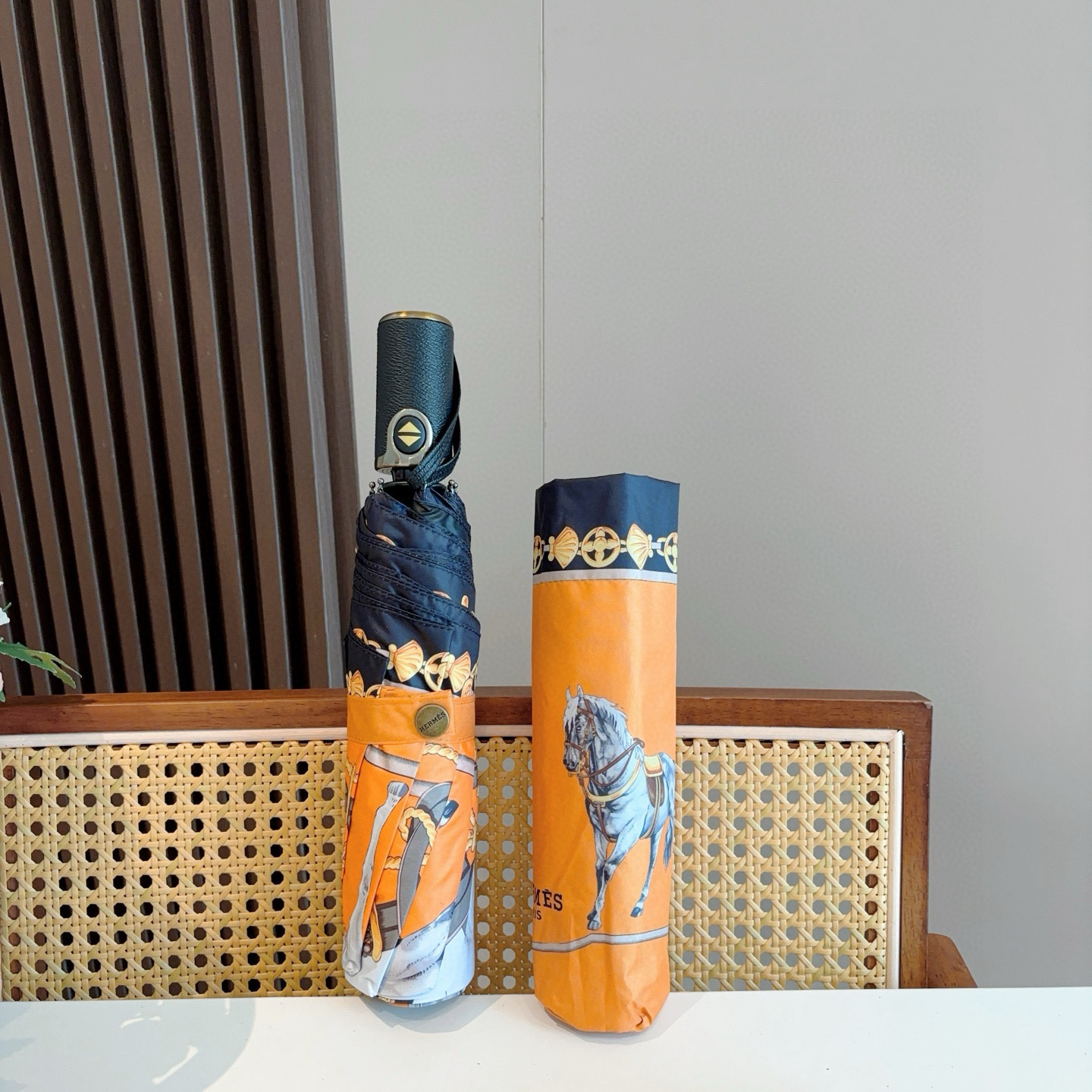 爱马仕（Hermès）   新款 极品H家三折自动伞重磅呈现 以其精湛的工艺技术和源源不断的想像力 新涂