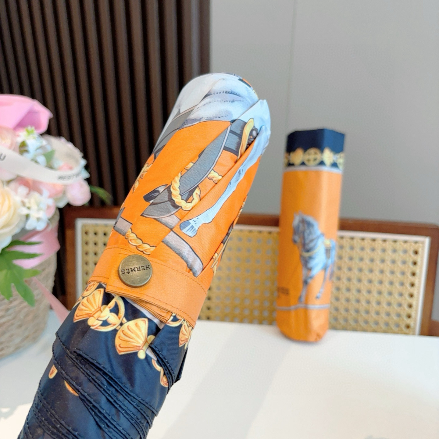 爱马仕（Hermès）   新款 极品H家三折自动伞重磅呈现 以其精湛的工艺技术和源源不断的想像力 新涂