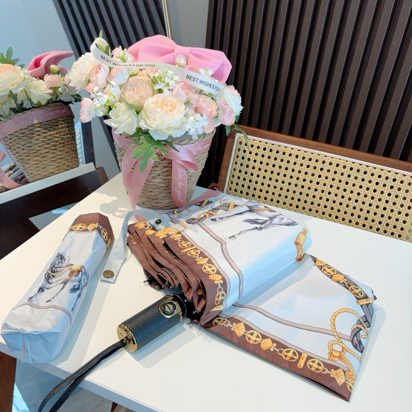 爱马仕（Hermès）   新款 极品H家三折自动伞重磅呈现 以其精湛的工艺技术和源源不断的想像力 新涂