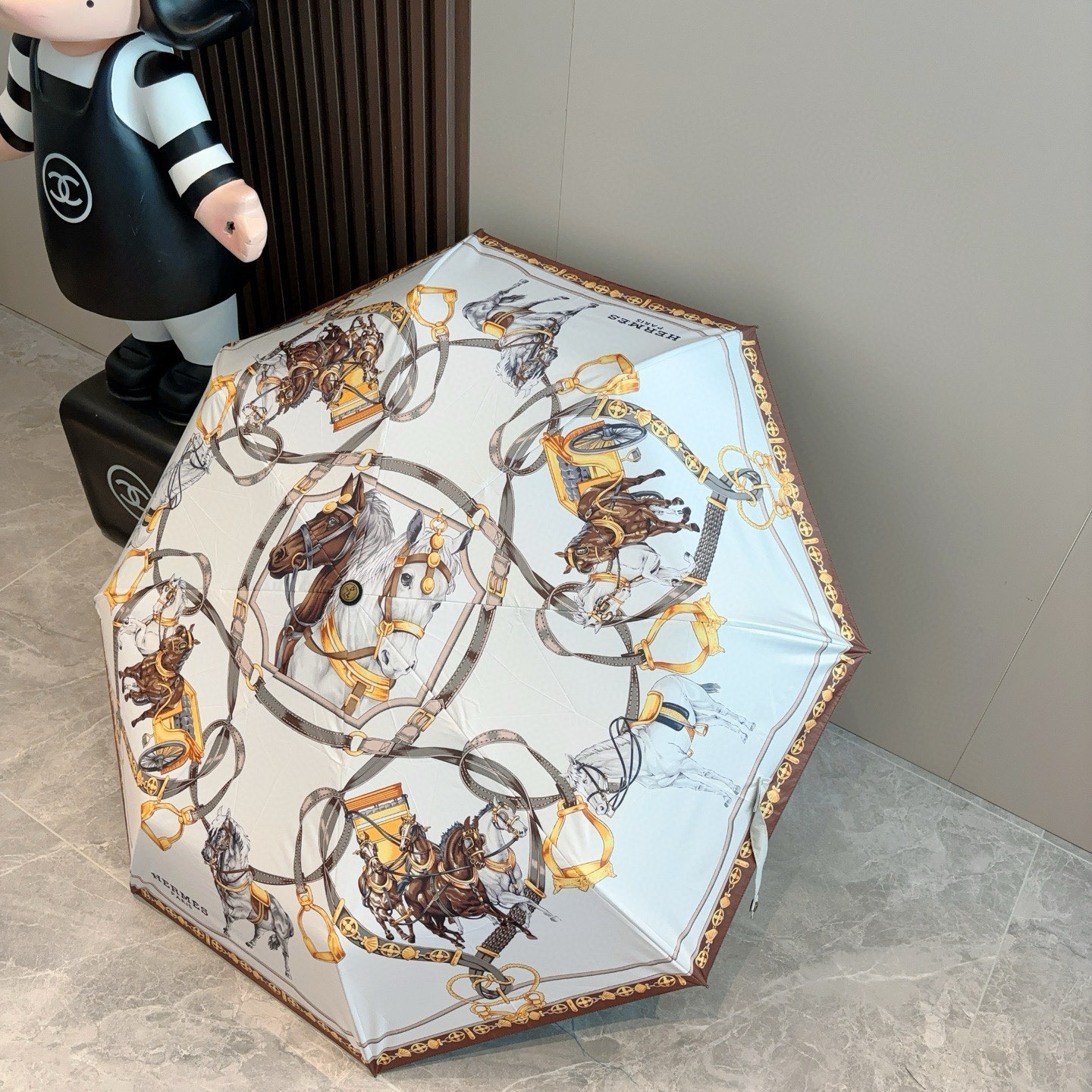 爱马仕（Hermès）   新款 极品H家三折自动伞重磅呈现 以其精湛的工艺技术和源源不断的想像力 新涂