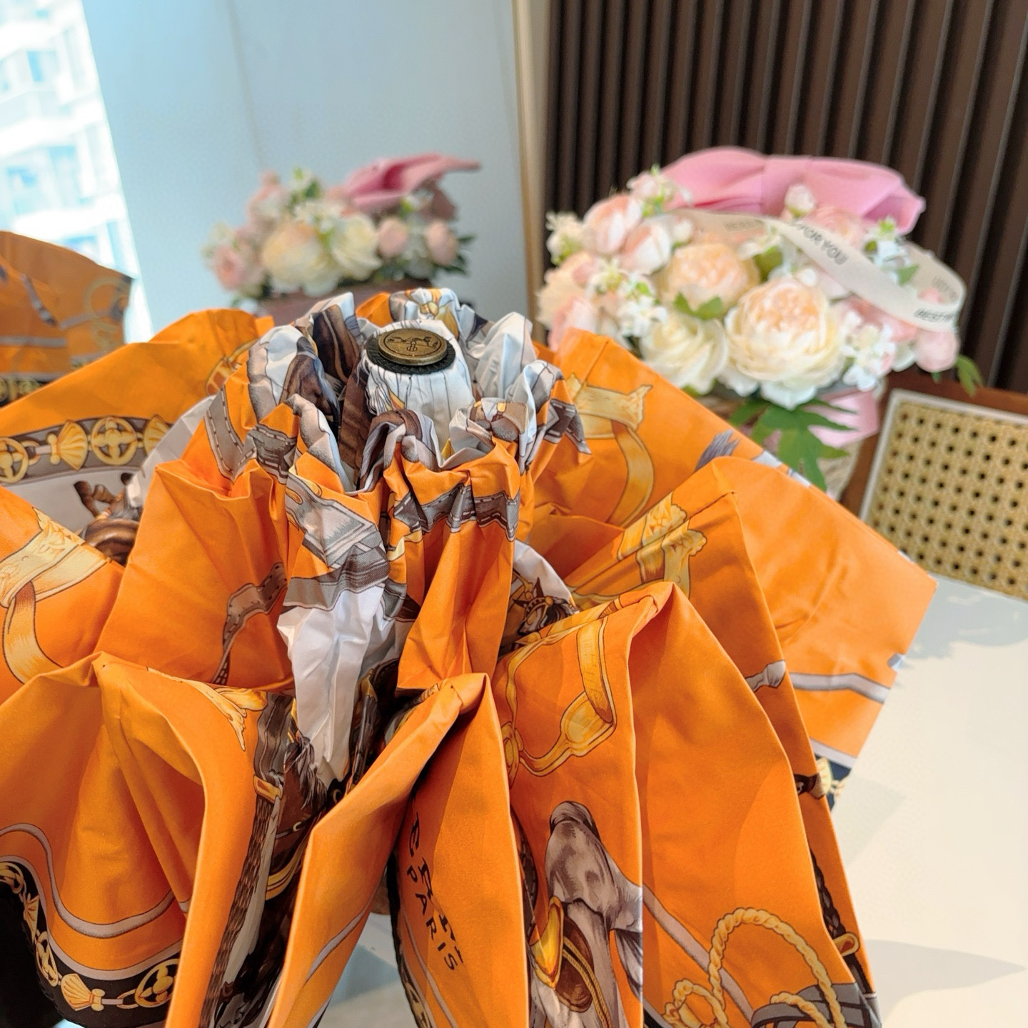 HERMÈS (爱马仕)新款 五折伞 热卖款 时尚指数爆表 不论晴天雨天使用都相得益彰 拥有它感受风从身