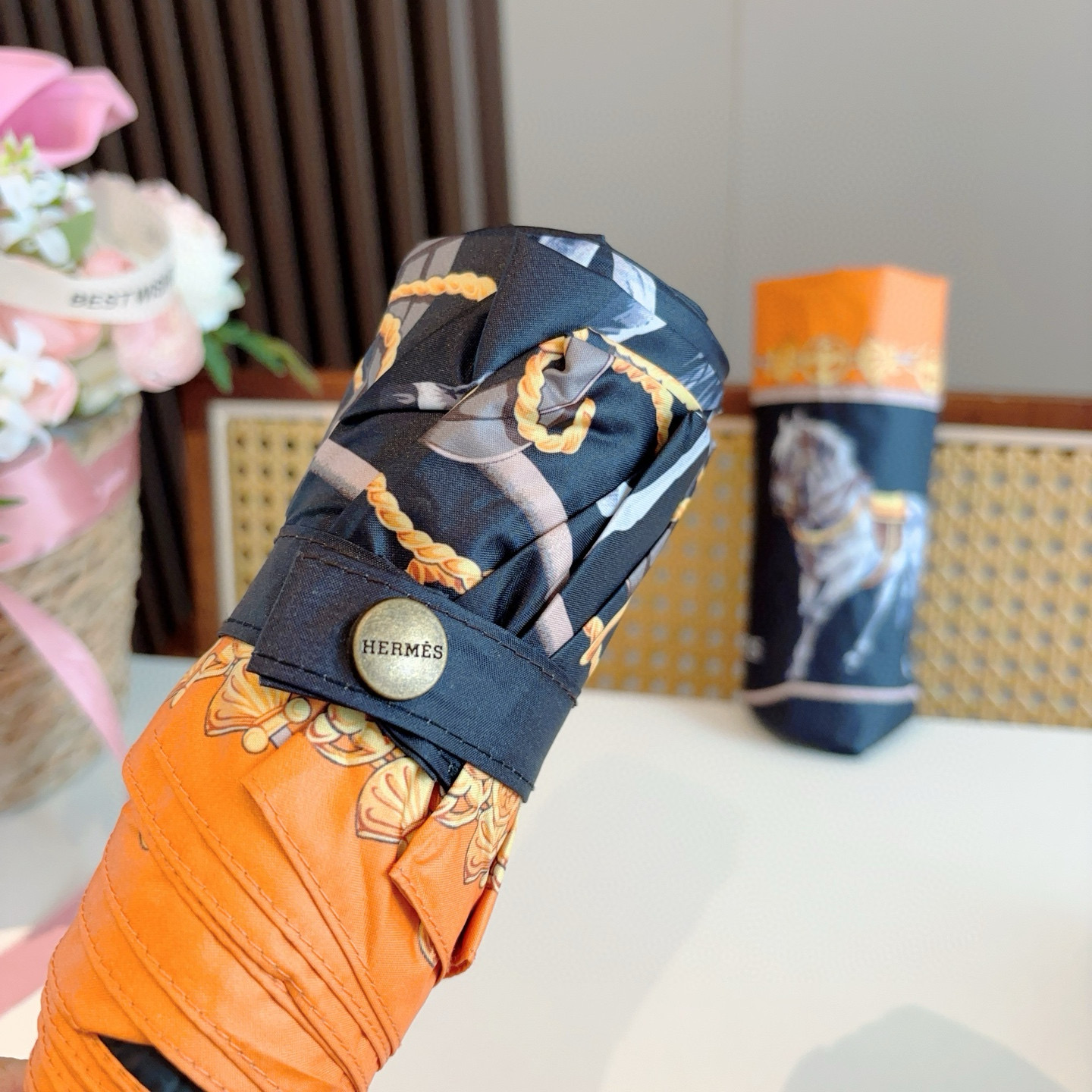 HERMÈS (爱马仕)新款 五折伞 热卖款 时尚指数爆表 不论晴天雨天使用都相得益彰 拥有它感受风从身