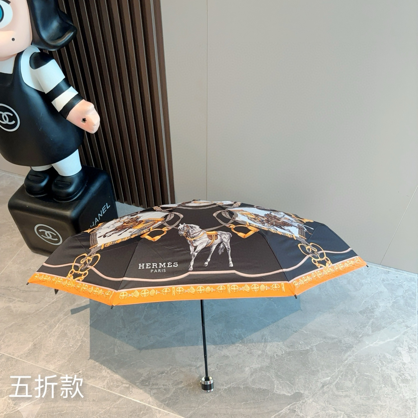 HERMÈS (爱马仕)新款 五折伞 热卖款 时尚指数爆表 不论晴天雨天使用都相得益彰 拥有它感受风从身
