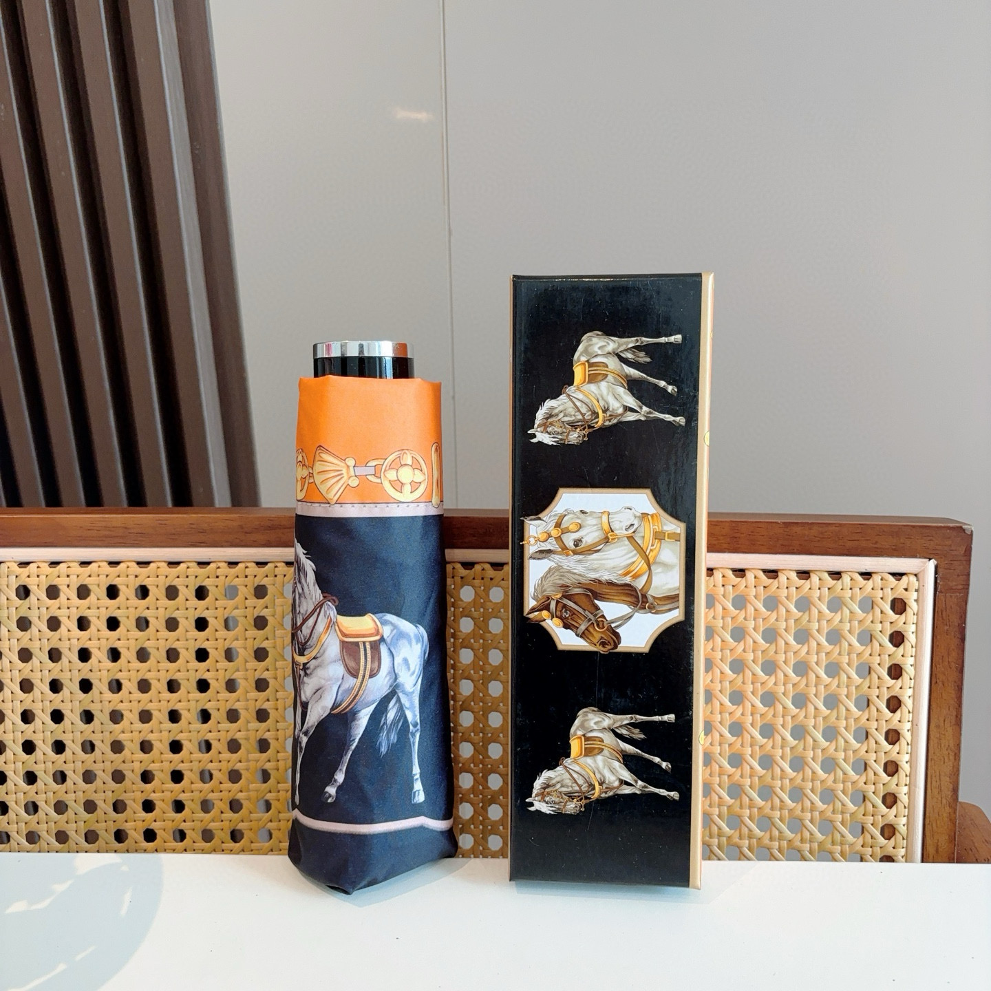 HERMÈS (爱马仕)新款 五折伞 热卖款 时尚指数爆表 不论晴天雨天使用都相得益彰 拥有它感受风从身