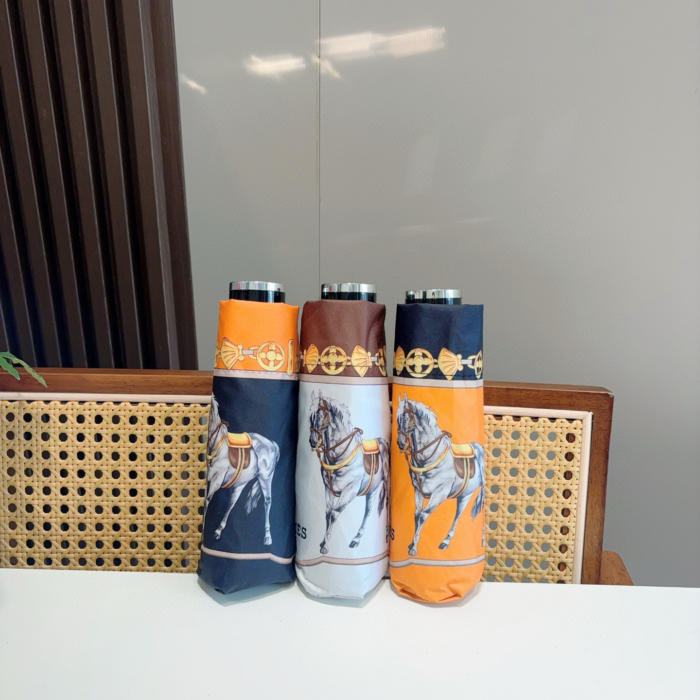 HERMÈS (爱马仕)新款 五折伞 热卖款 时尚指数爆表 不论晴天雨天使用都相得益彰 拥有它感受风从身
