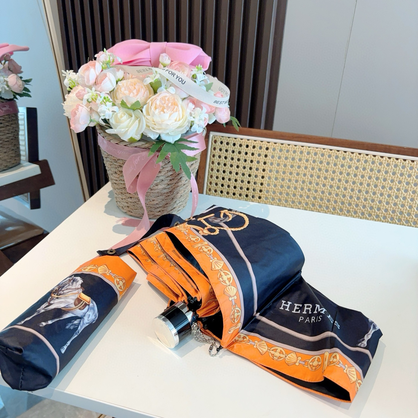 HERMÈS (爱马仕)新款 五折伞 热卖款 时尚指数爆表 不论晴天雨天使用都相得益彰 拥有它感受风从身