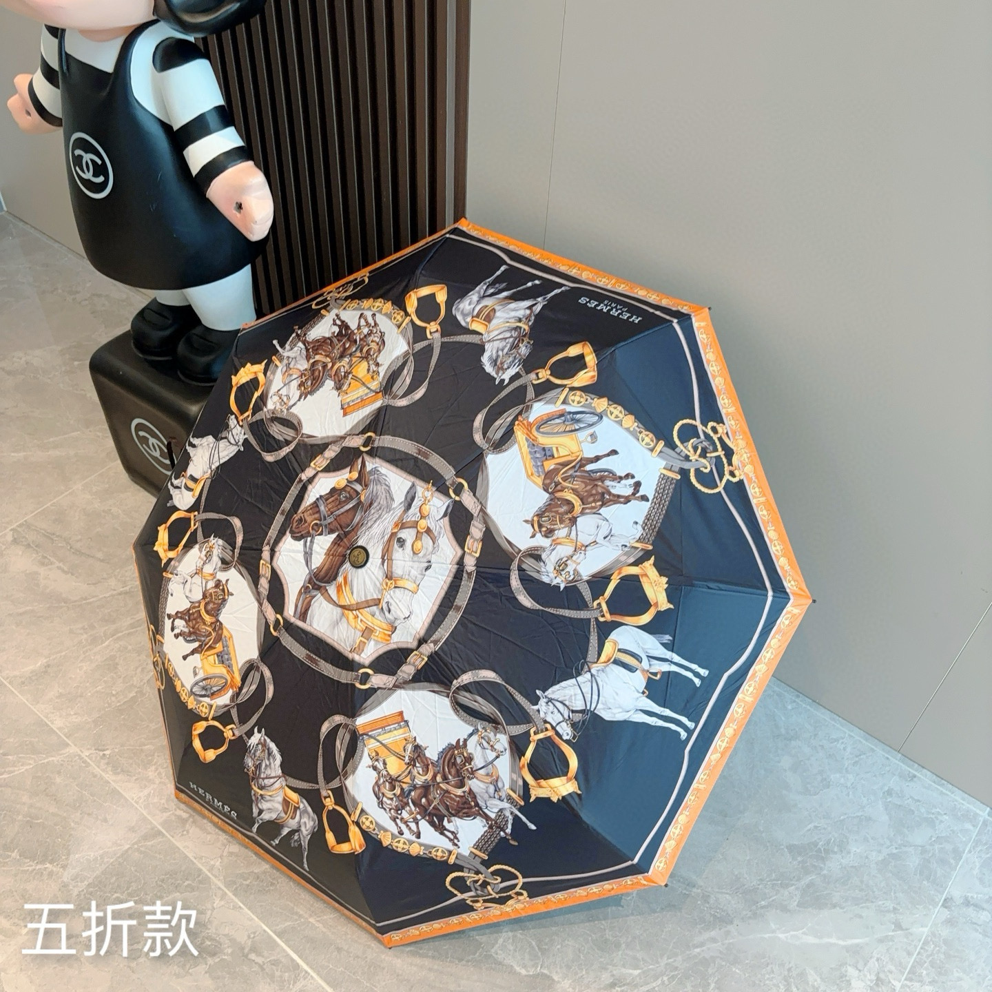HERMÈS (爱马仕)新款 五折伞 热卖款 时尚指数爆表 不论晴天雨天使用都相得益彰 拥有它感受风从身