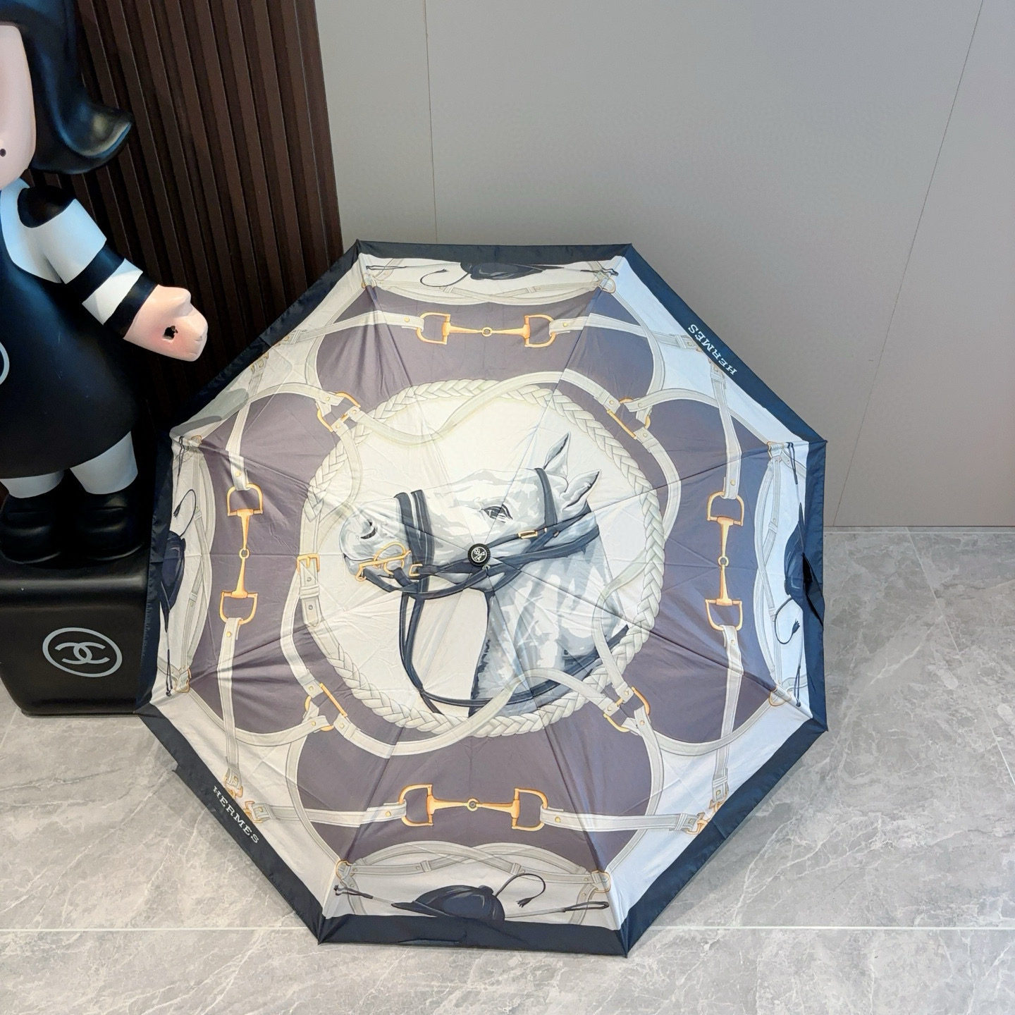 爱马仕（Hermès）   新款 极品H家三折自动伞重磅呈现 以其精湛的工艺技术和源源不断的想像力 新涂