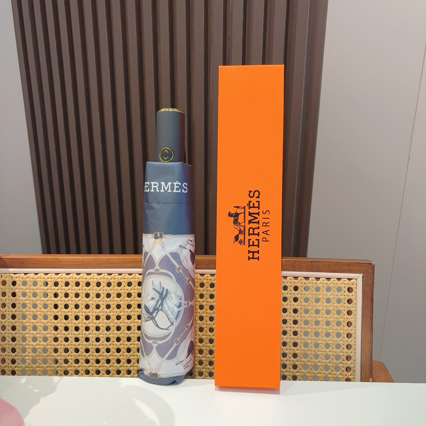 爱马仕（Hermès）   新款 极品H家三折自动伞重磅呈现 以其精湛的工艺技术和源源不断的想像力 新涂